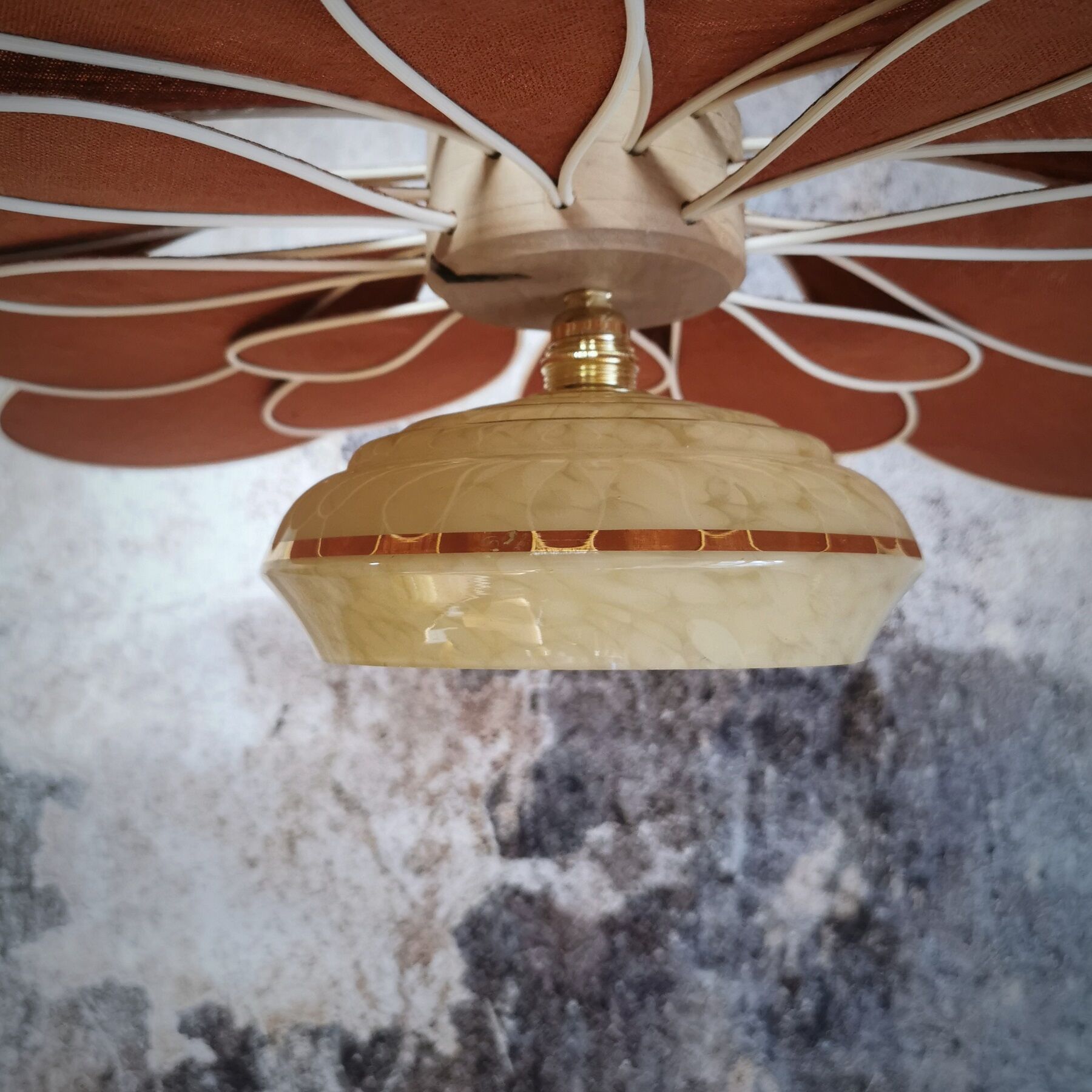 Suspension flower vintage globe and petals in linen and rattan