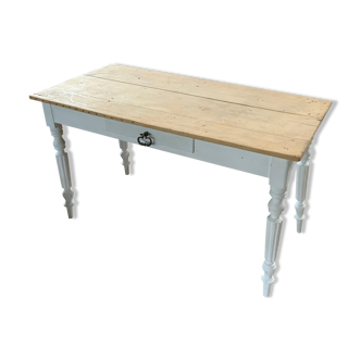 Estaminet table