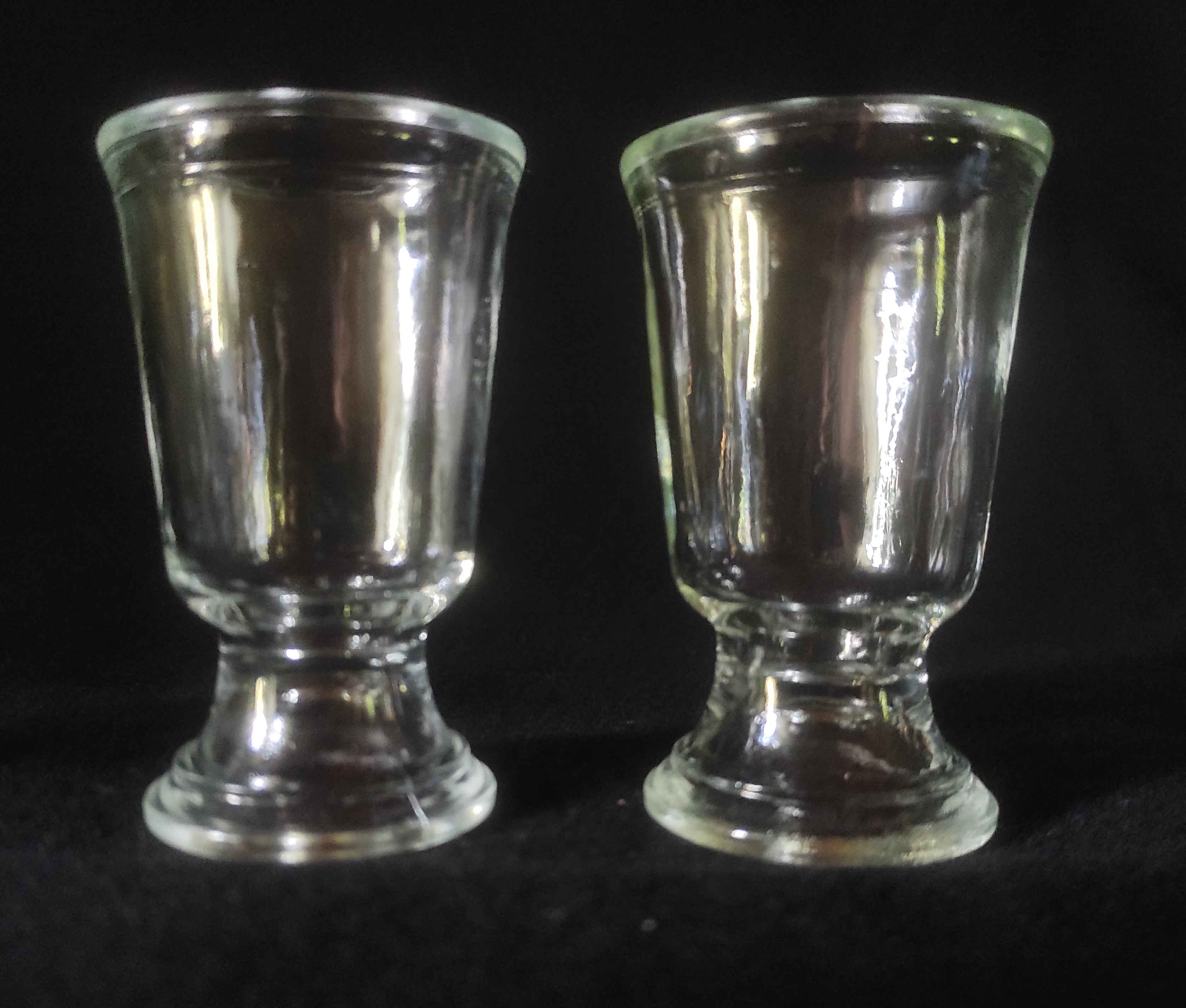 Deux verres à liqueur de bistrot