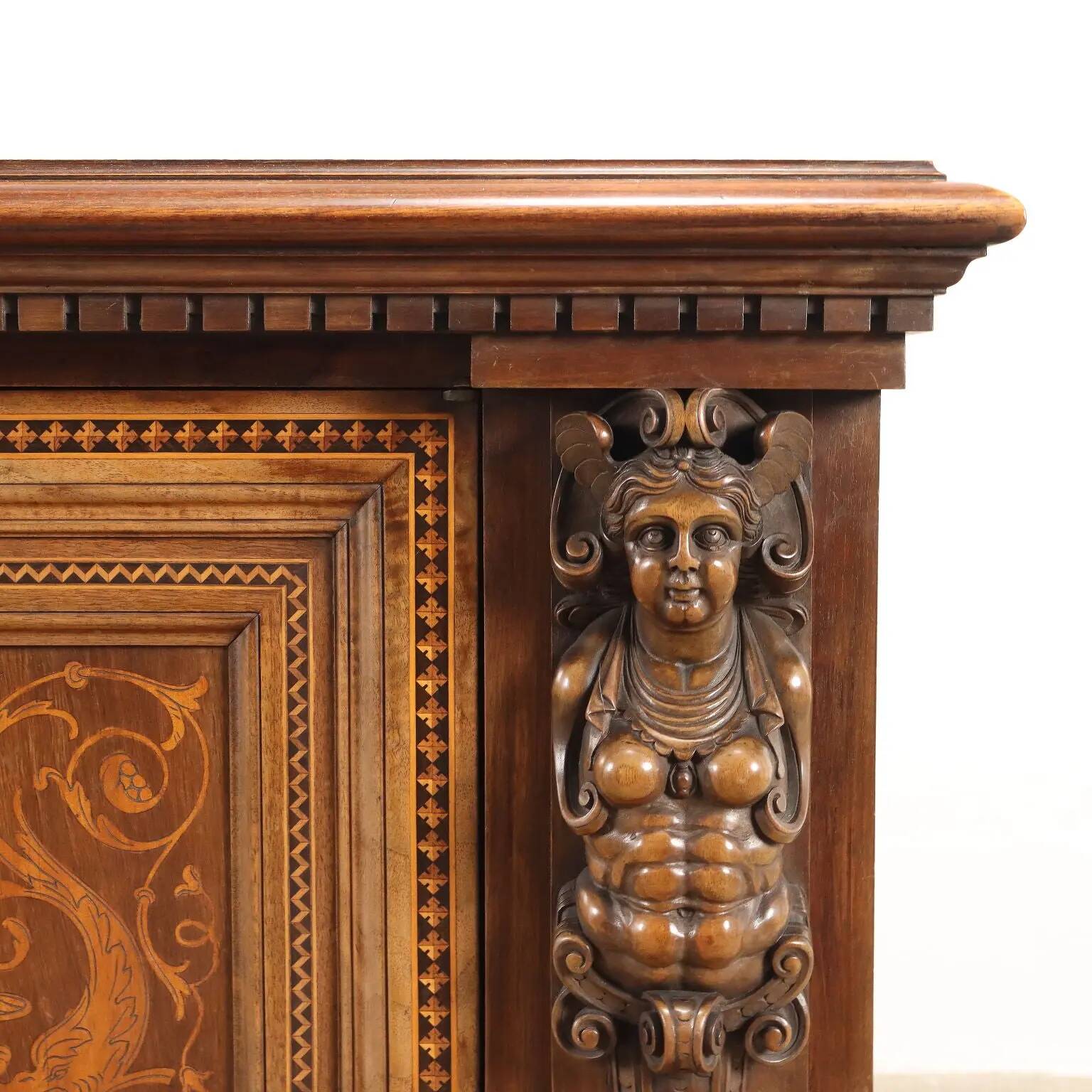 Buffet ancien néo-Renaissance en noyer avec incrustations d’érable, XXe siècle