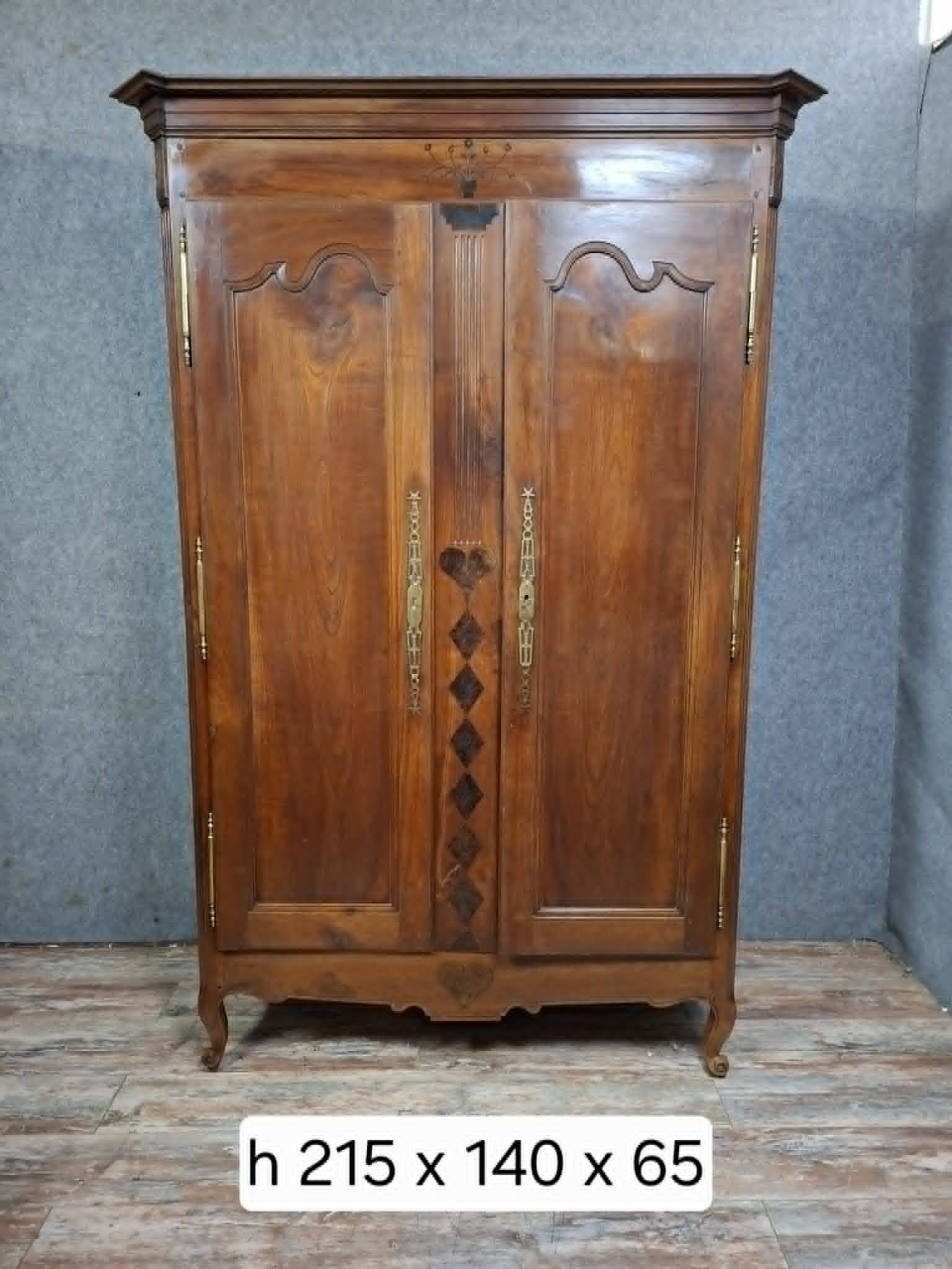 Armoire régionale époque Louis XV en noyer massif.