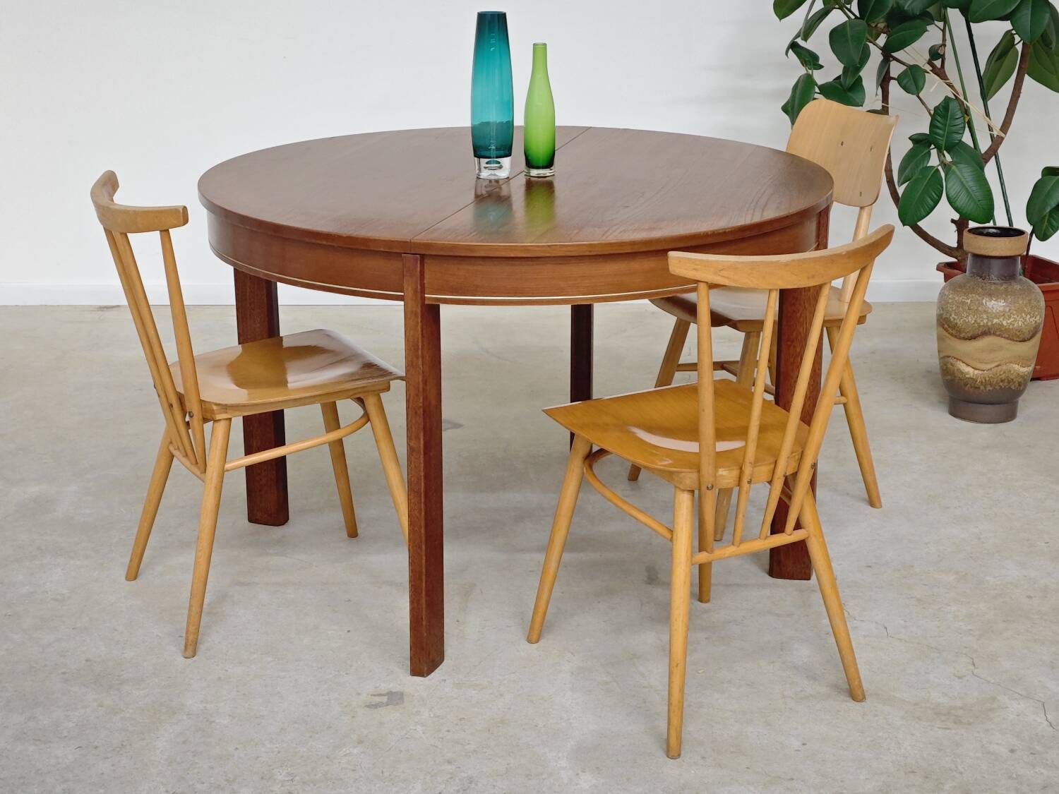 Extendable table with integrated Scandinavian style Self
