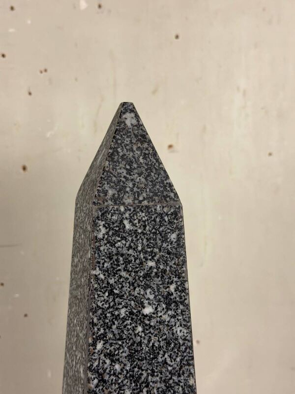 Paire d’obélisques en granit gris, vers 1980