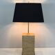 Importante lampe en pierre reconstituée et laiton