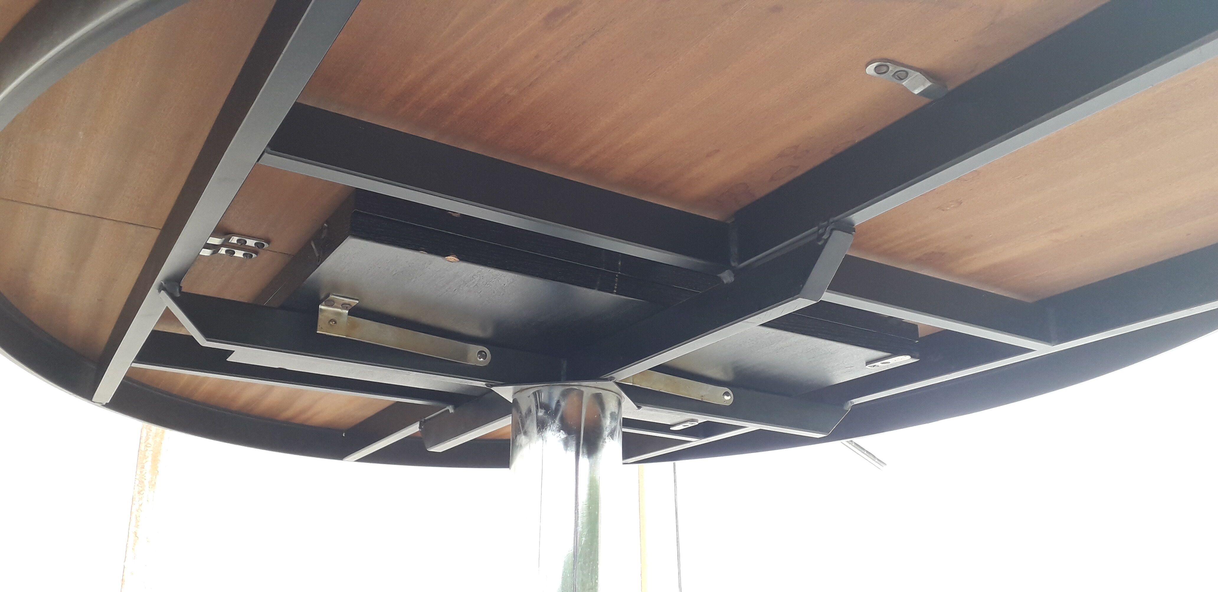 Oval table for Roche Bobois