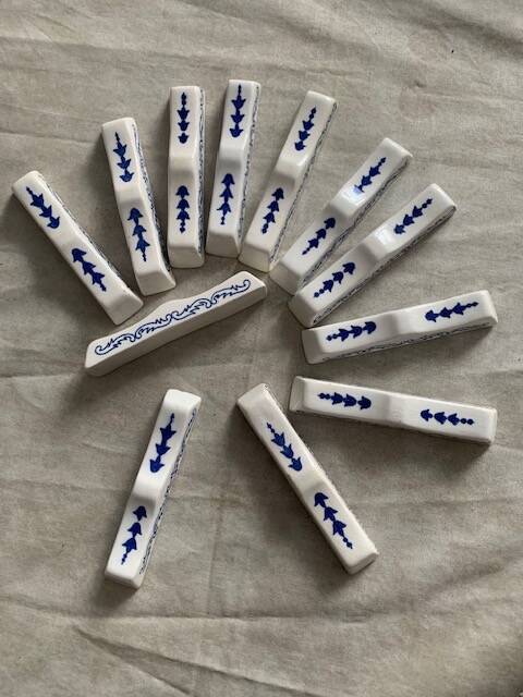 12 antique knife holders in Gien earthenware, Rouen model