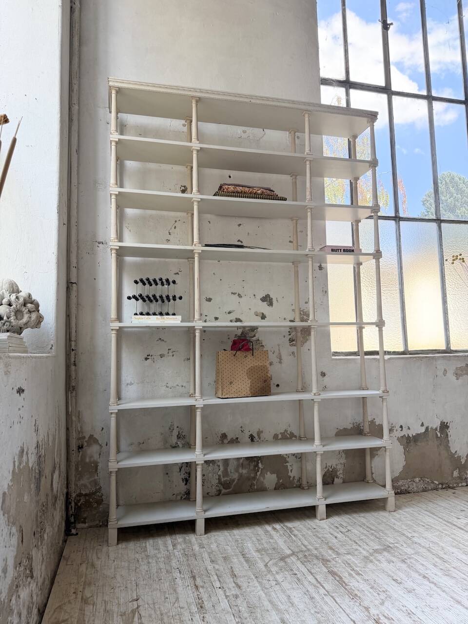 Bibliothèque, étagère XL Napoléon en bois patiné blanc