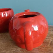 Théière et tasse en forme de fraise