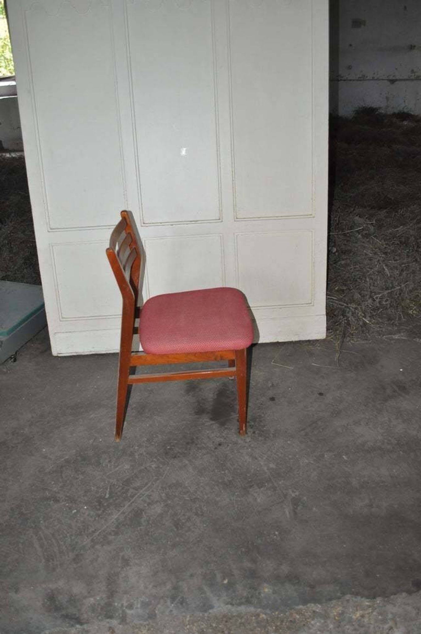 Set of 5 brown wooden chairs from the 70s, with red fabric seats - 2 with armrests.