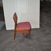 Set of 5 brown wooden chairs from the 70s, with red fabric seats - 2 with armrests.