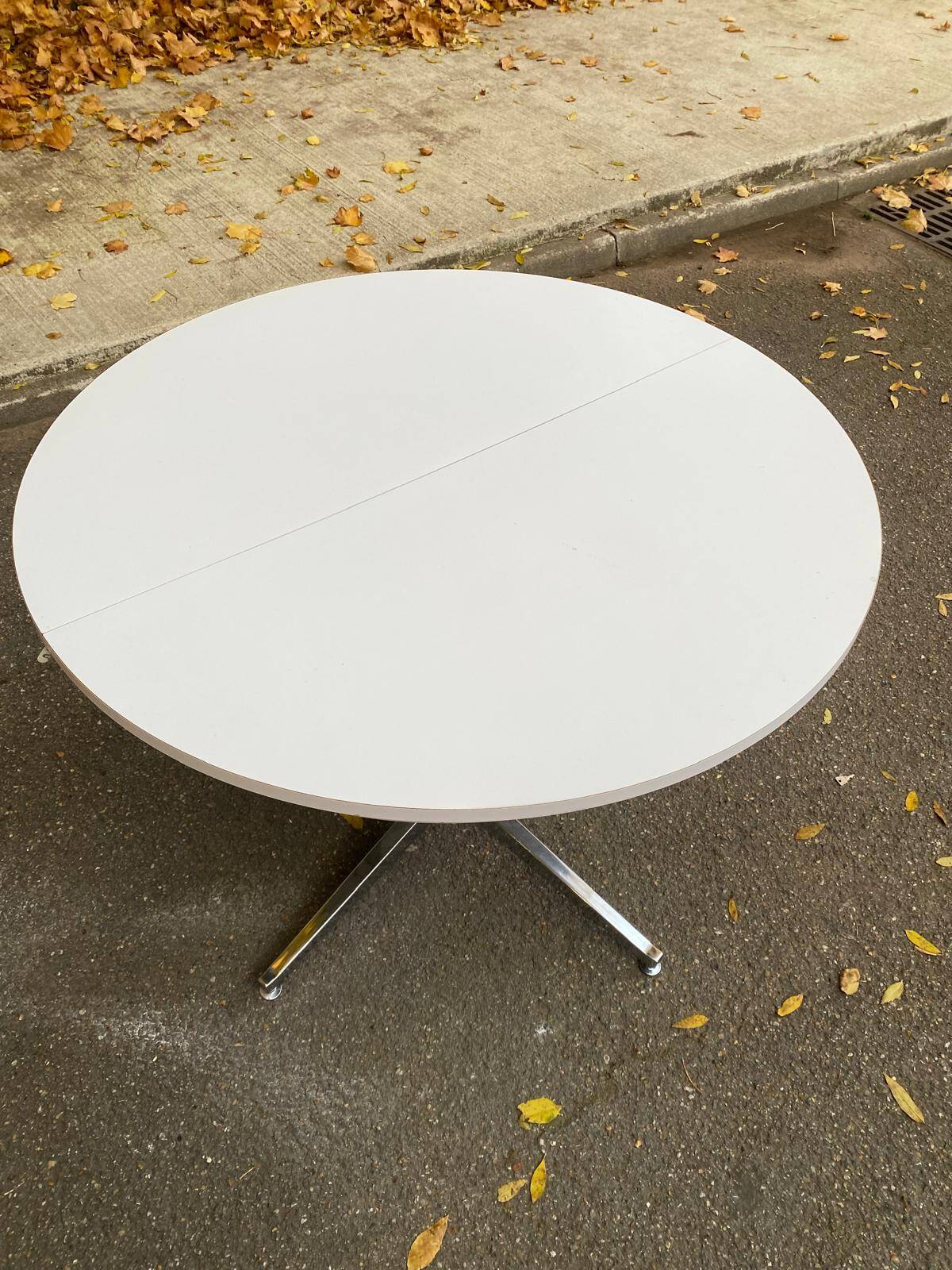 Table à manger blanche pied central extensible des années 70