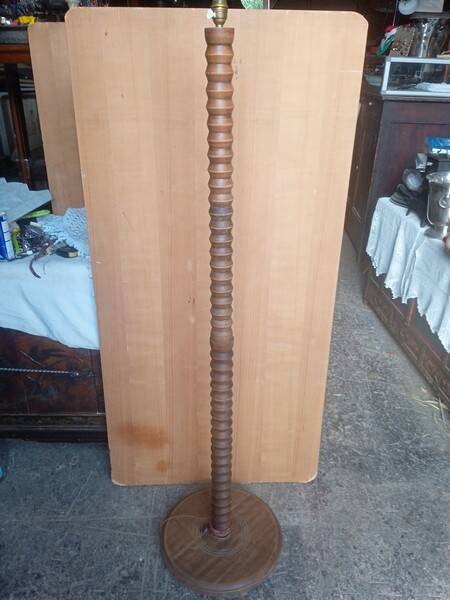 Lampadaire bois brutaliste vintage 1970