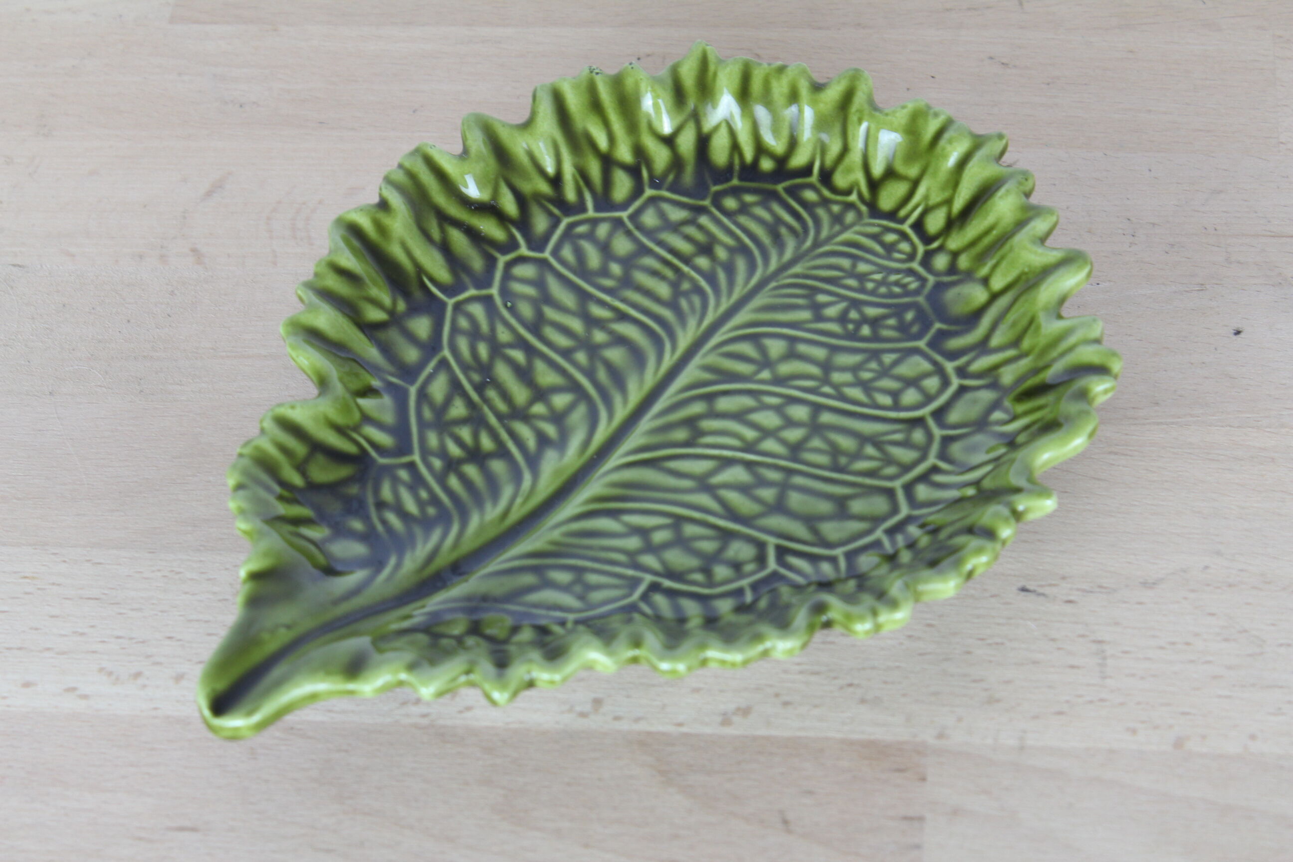 Ceramic dish cabbage leaf-shape