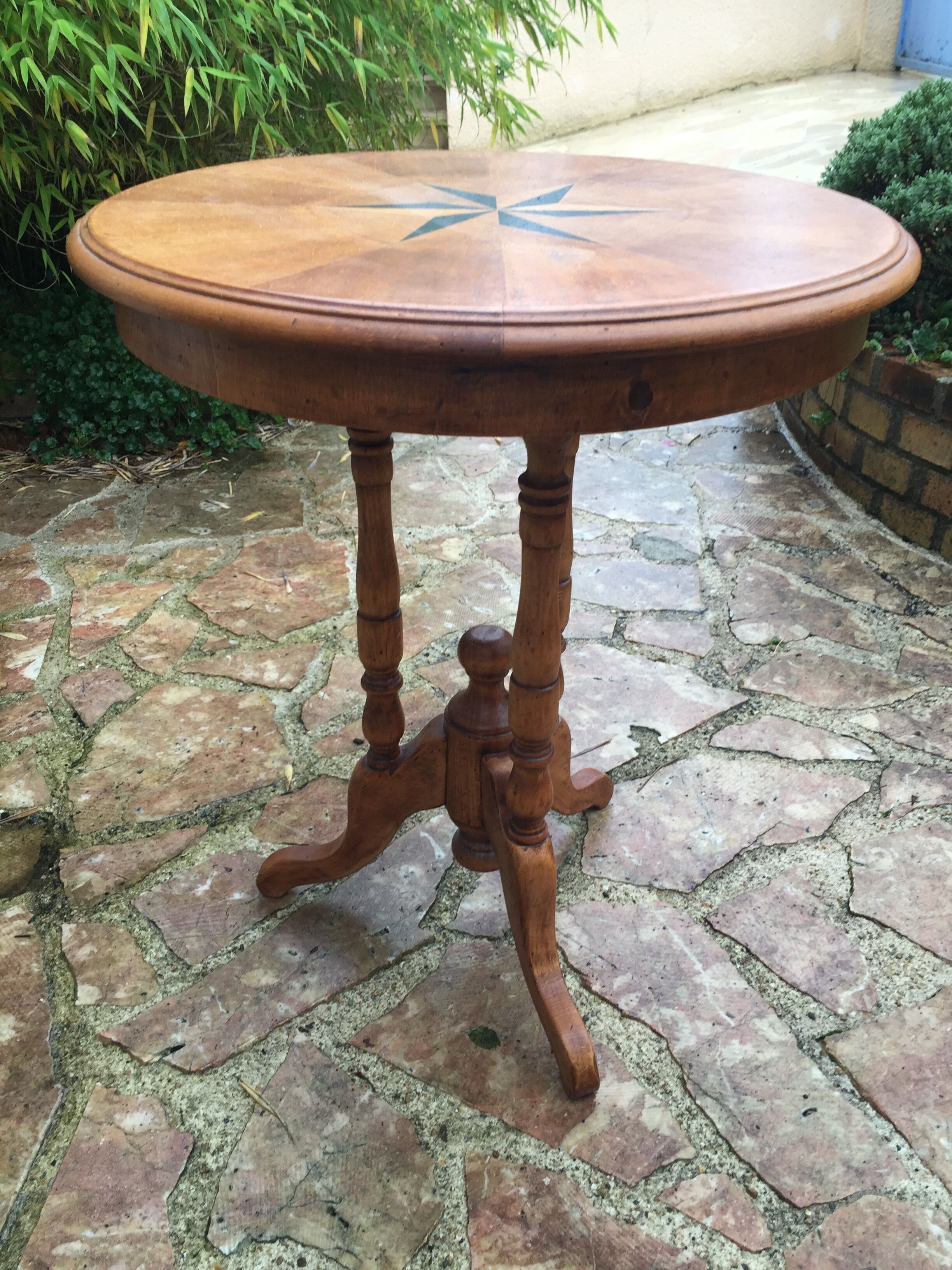 Pedestal table