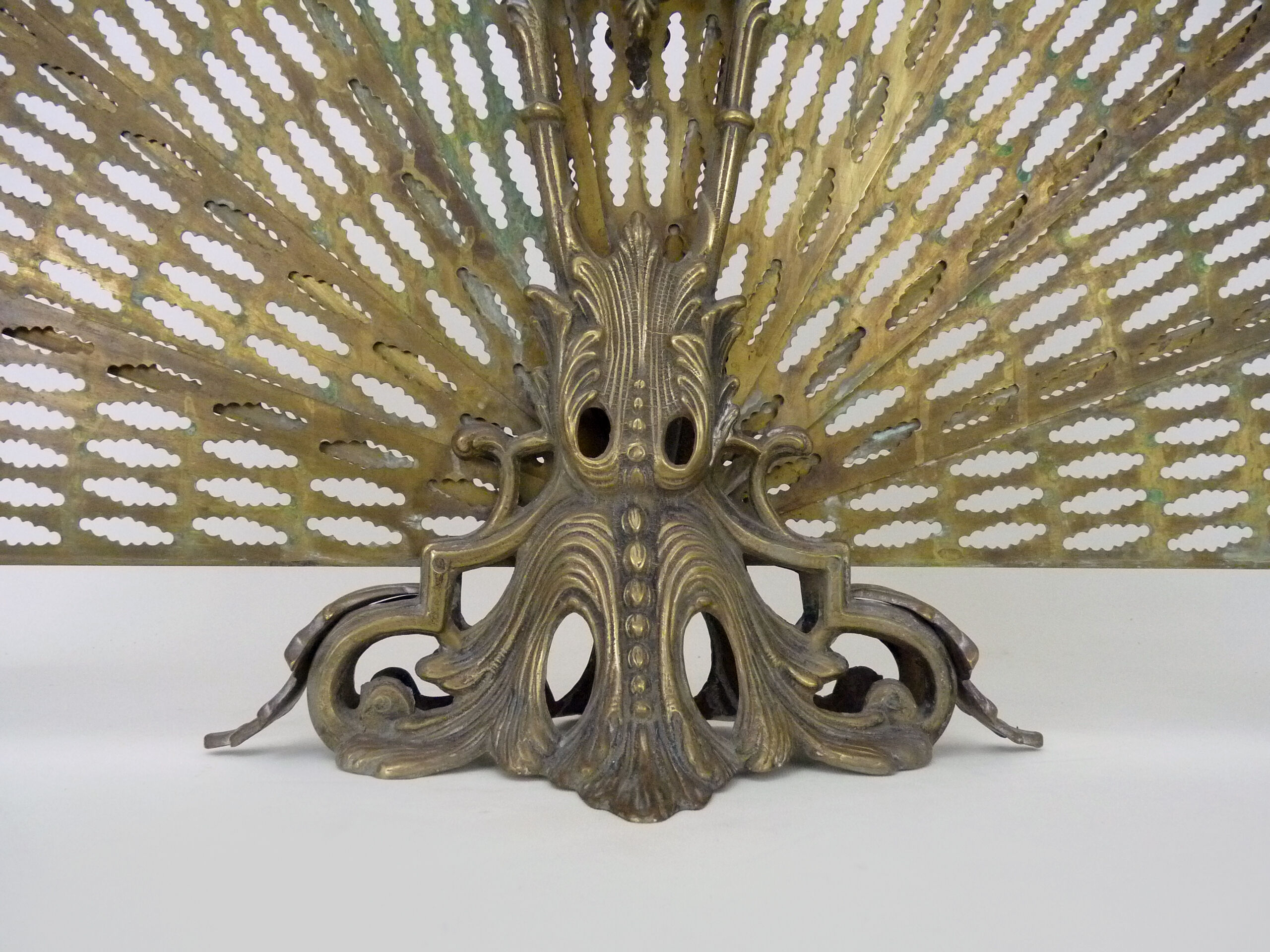 Old chimney fire barrier in fan. Gilded bronze. XIXth