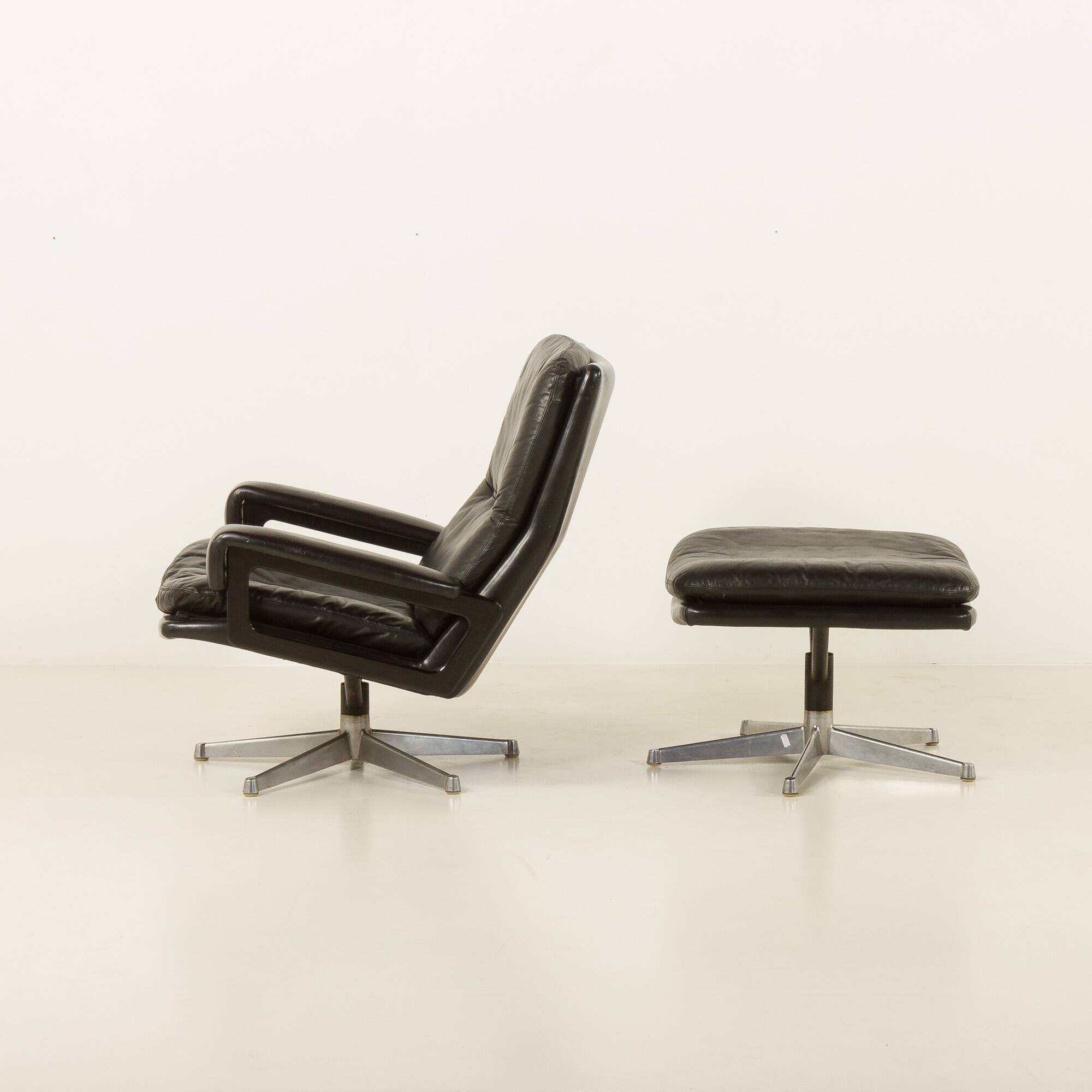 Fauteuil lounge vintage avec tabouret par André Vandenbrouck