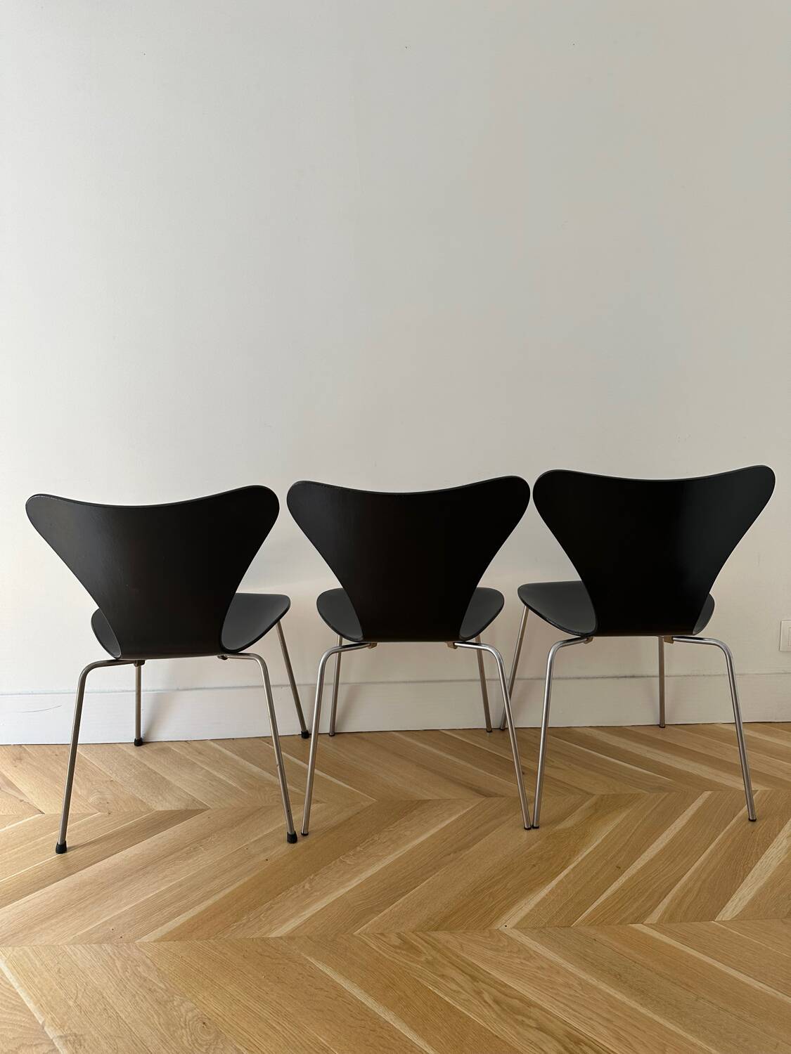 3 Arne Jacobsen Series 7 chairs
