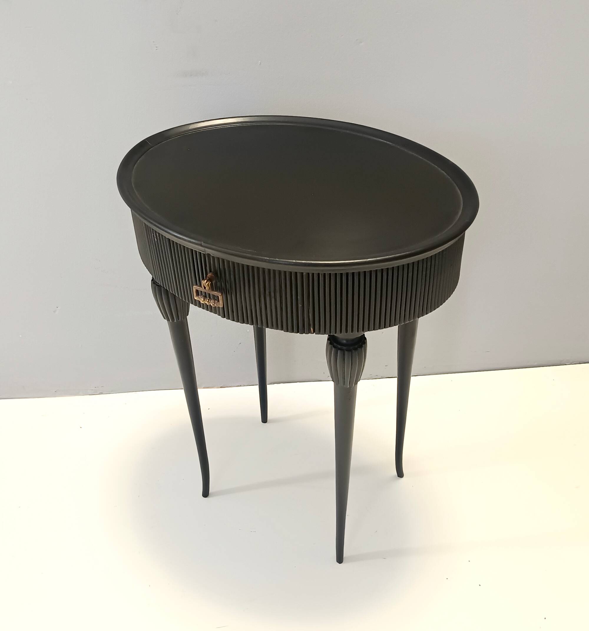 Table d'appoint, table de chevet ovale en hêtre noir ébénisé, Italie