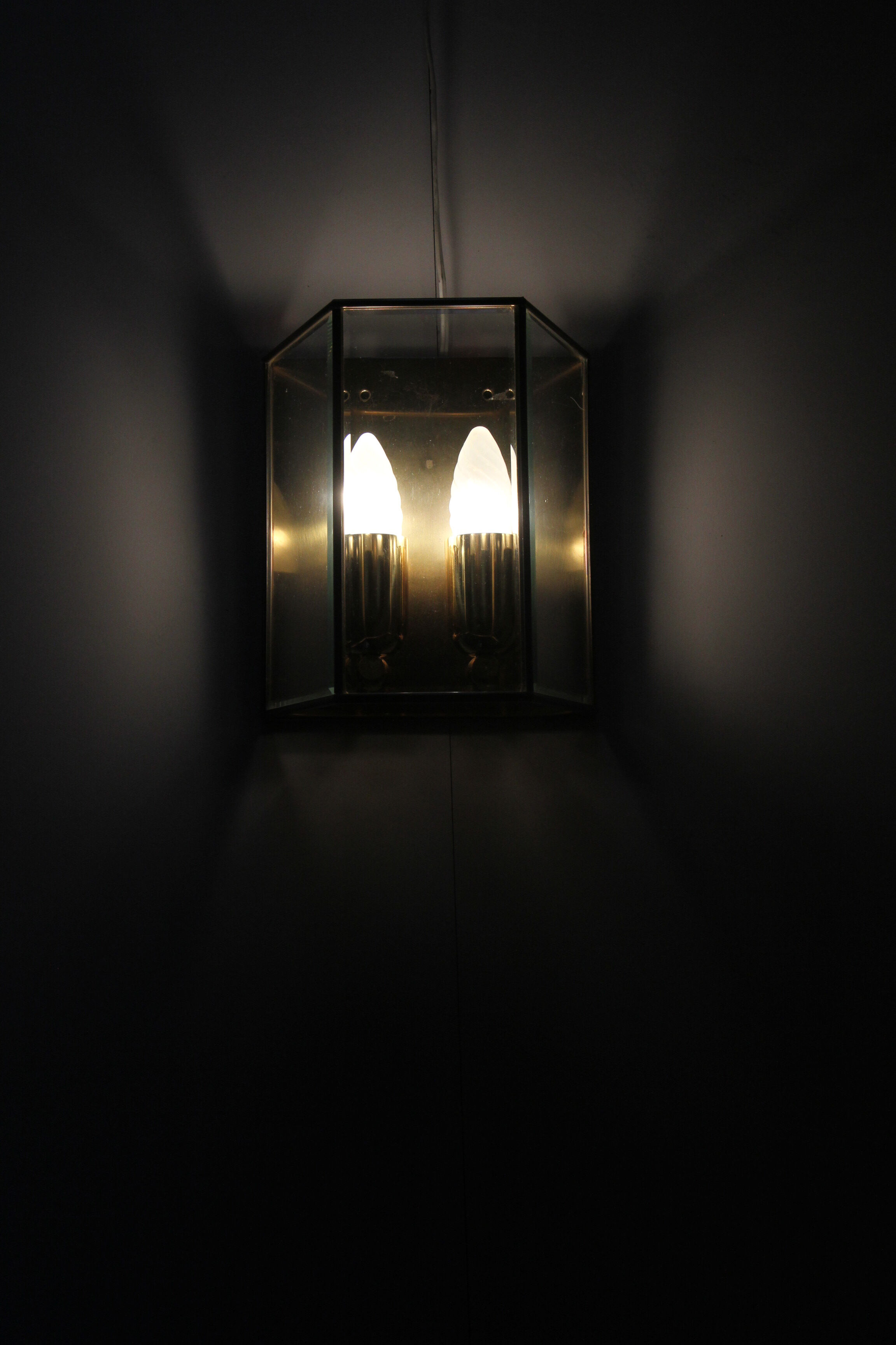 Wall sconce in brass and glass
