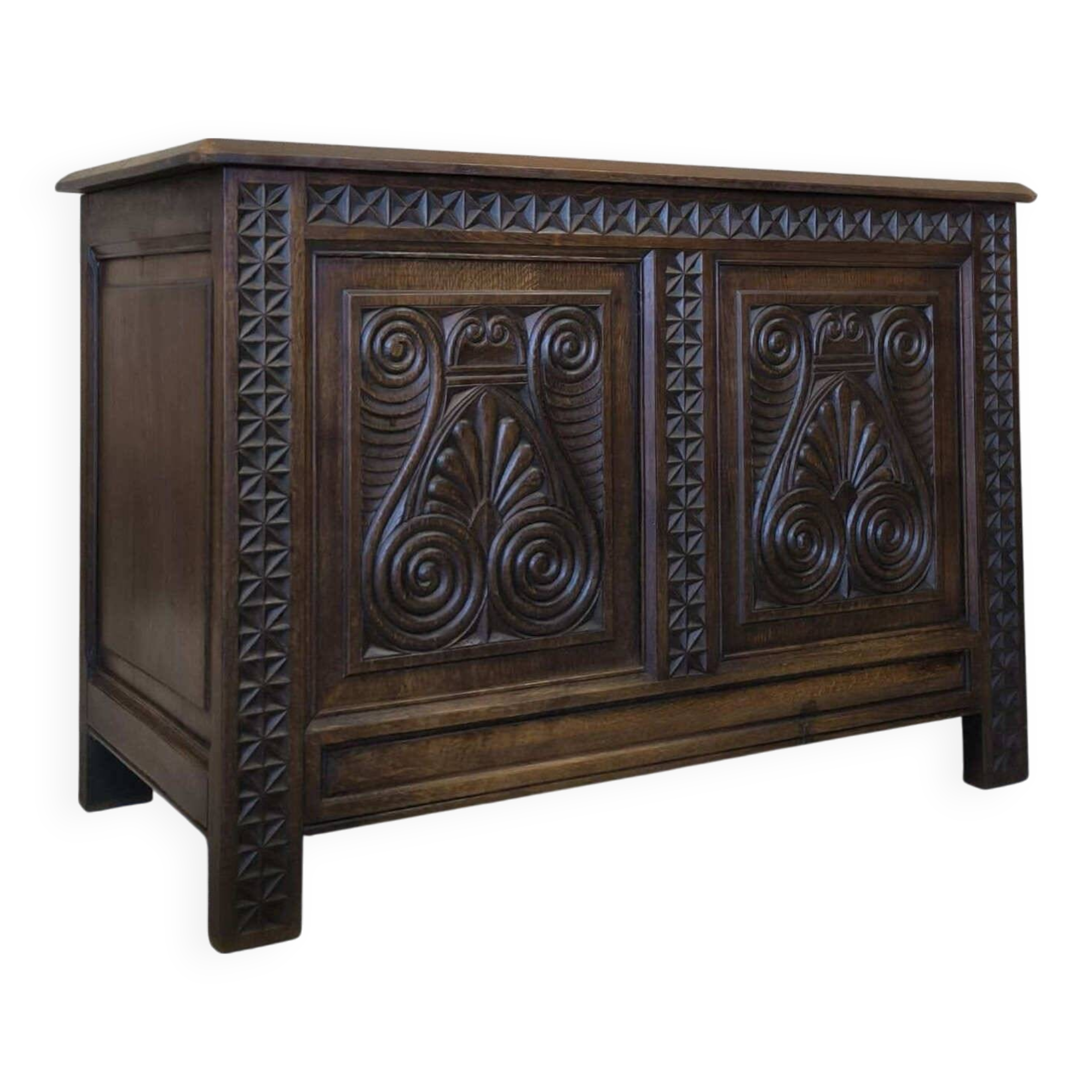 Coffre en bois massif sculpté.