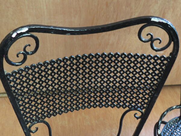 Paire de chaises de jardin en fer forgé laquées noir