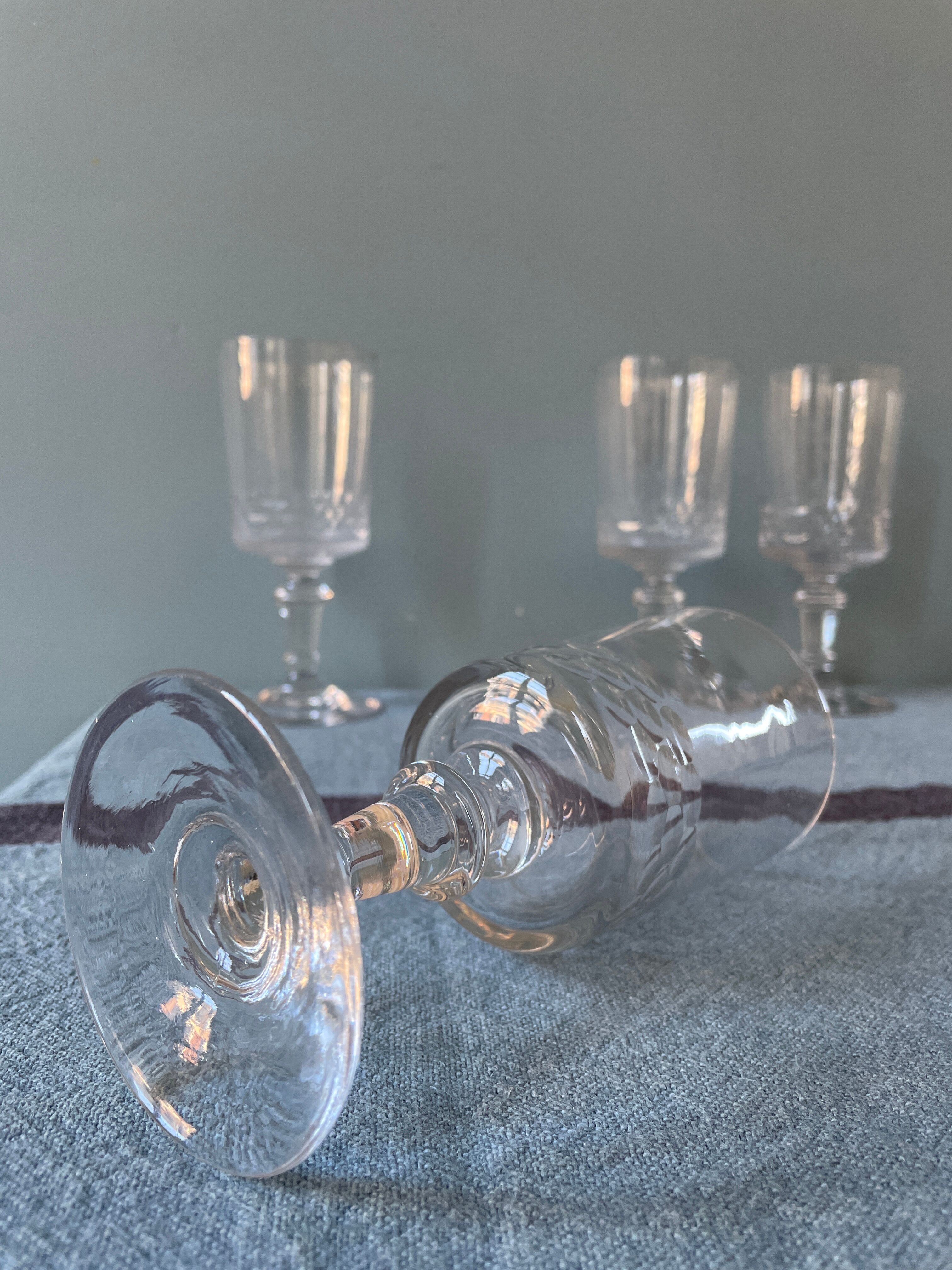 Lot de 4 verres à pieds anciens