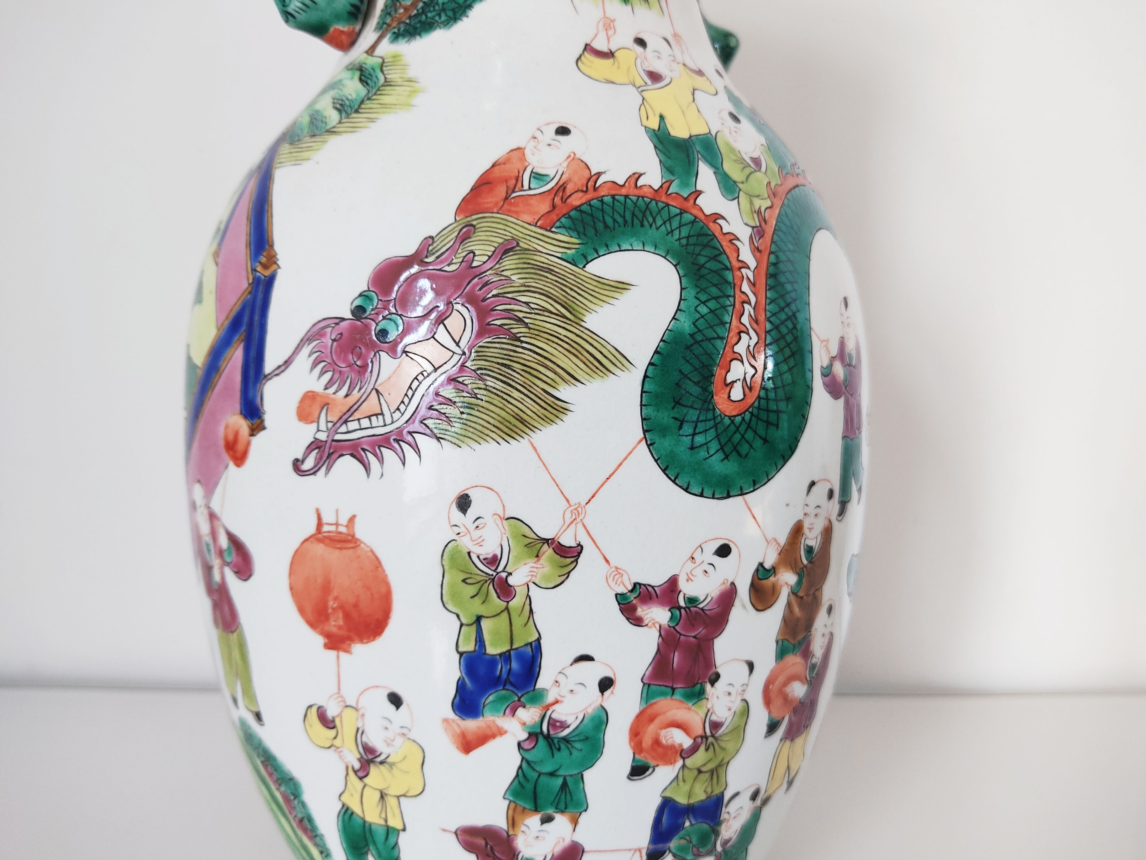 Chinese vase family green decoration dragon kite