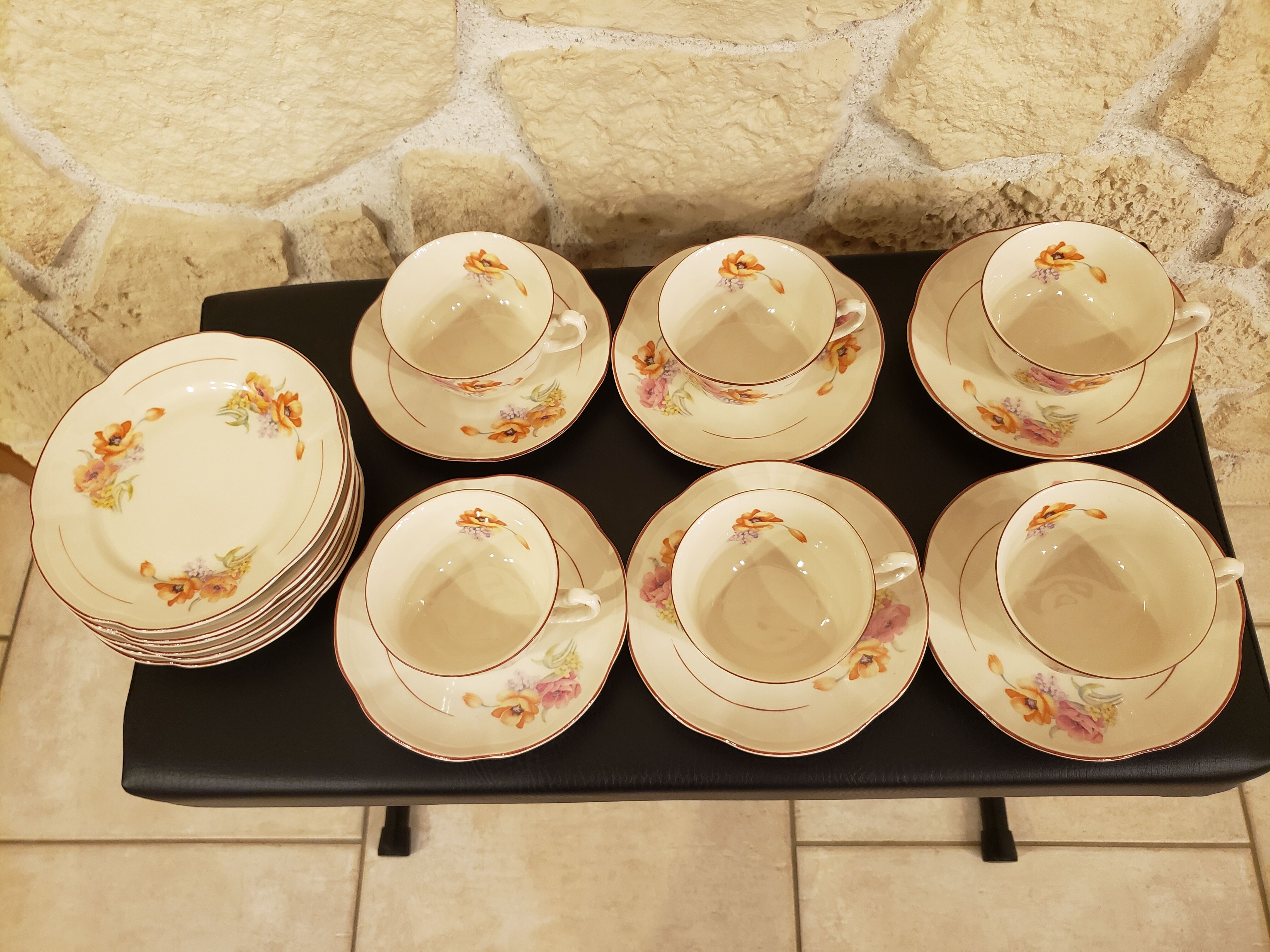 Service 6 people 6 plates, cups and saucers