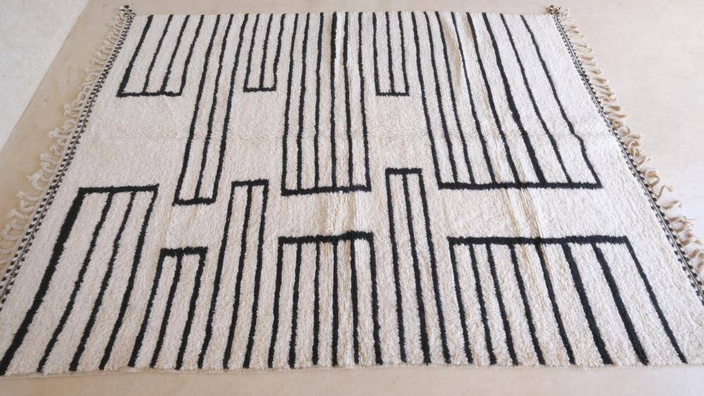 Contemporary Black and White Rug - 291 x 214 cm