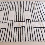 Contemporary Black and White Rug - 291 x 214 cm