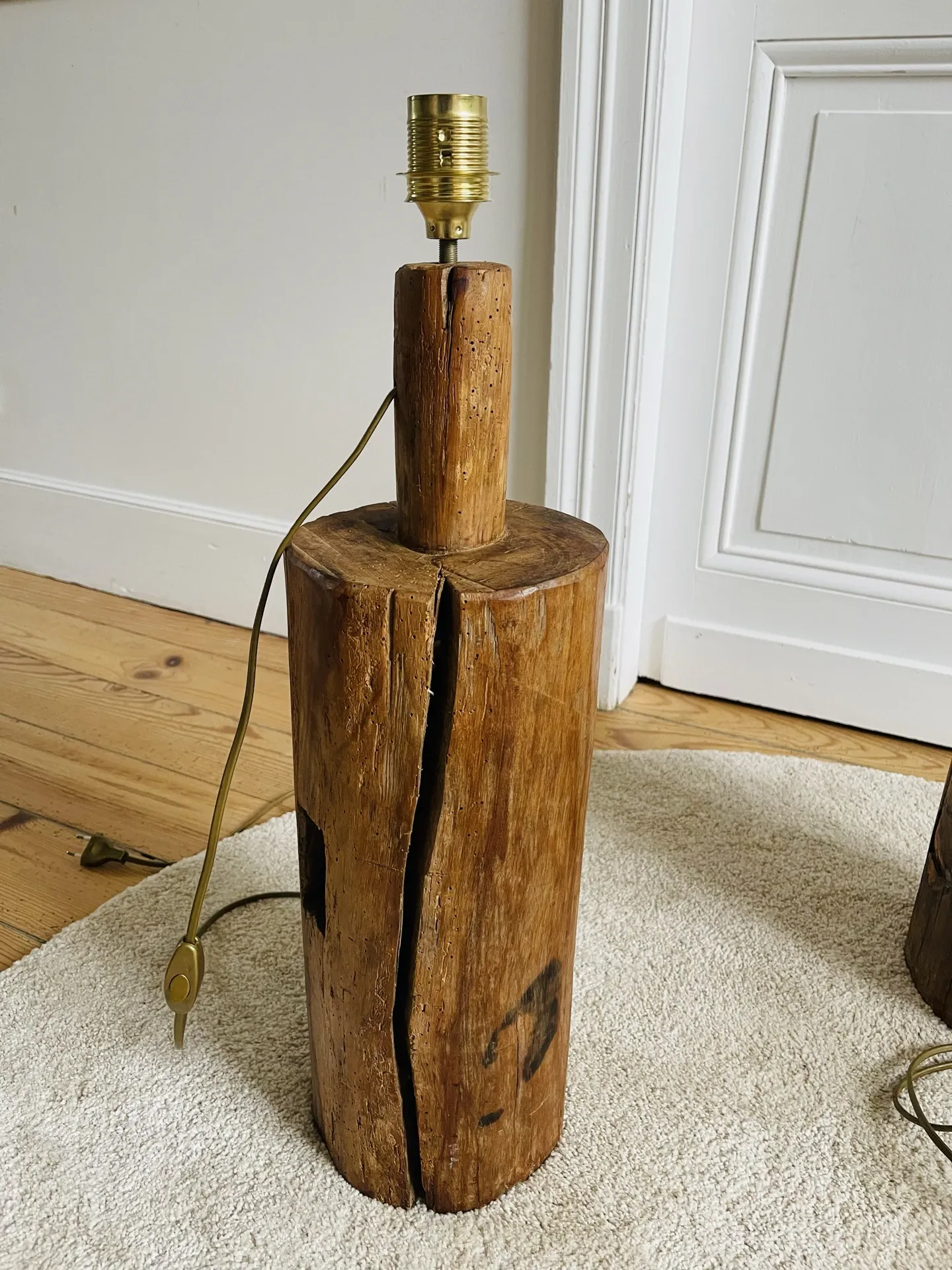 Lampe en bois brutaliste
