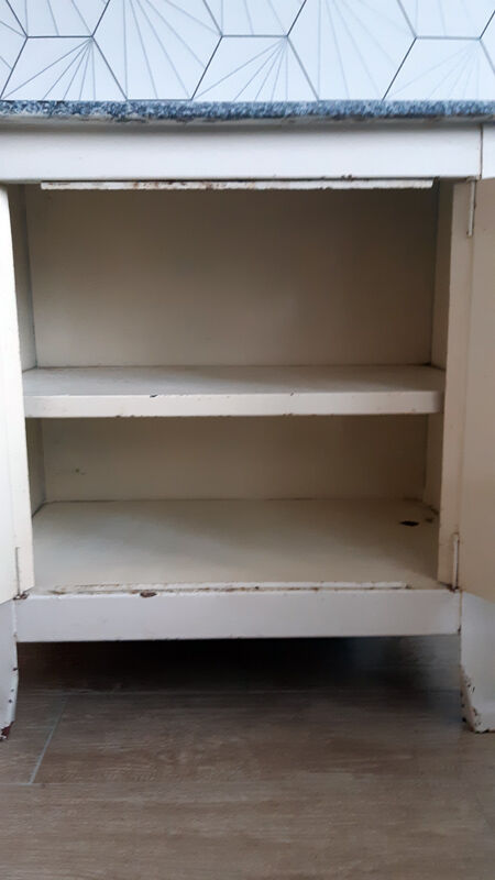 Meuble en tôle émaillée vintage