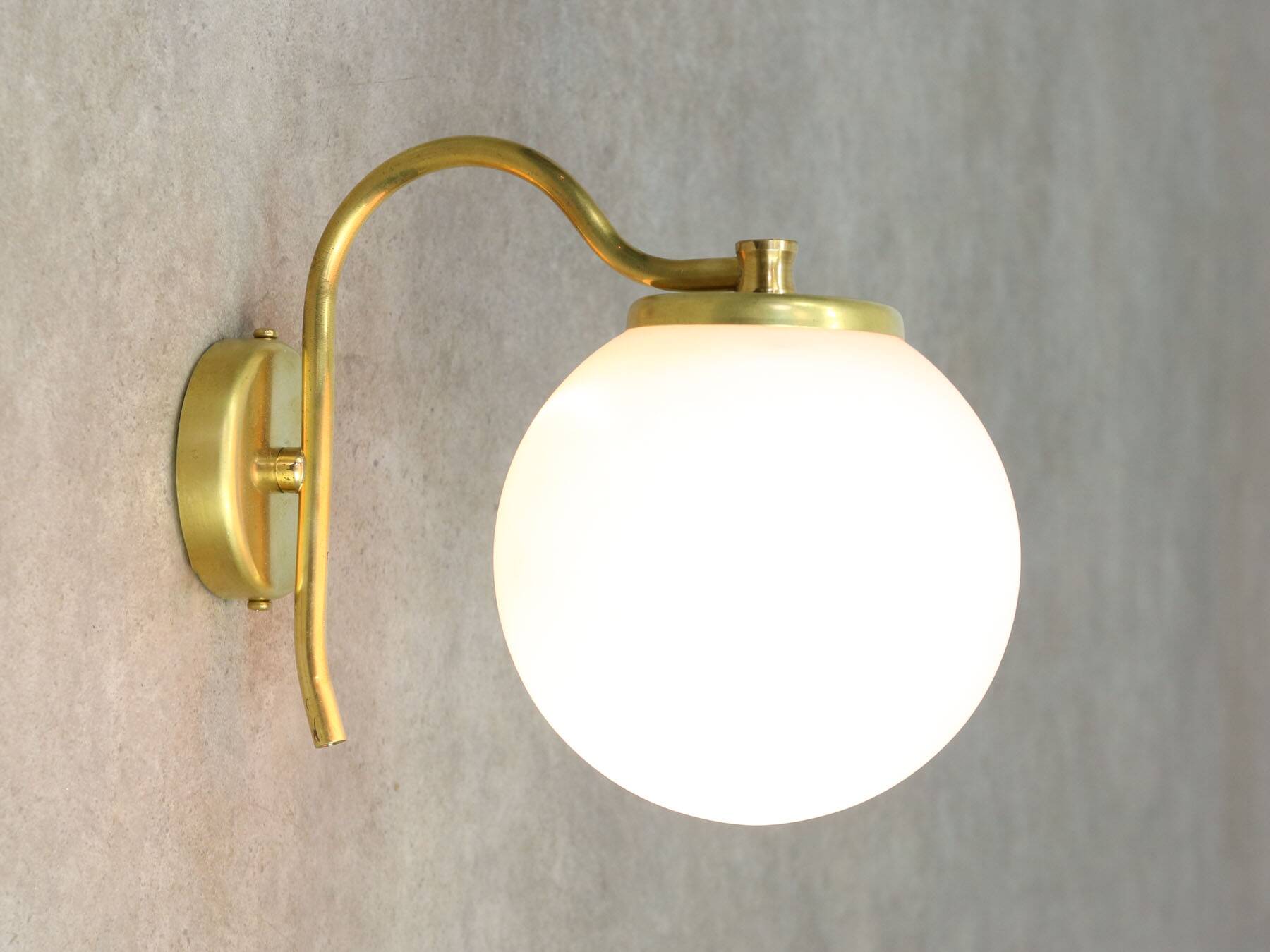 Vintage Italian Mid-century Brass and Opaline Wall Lamp