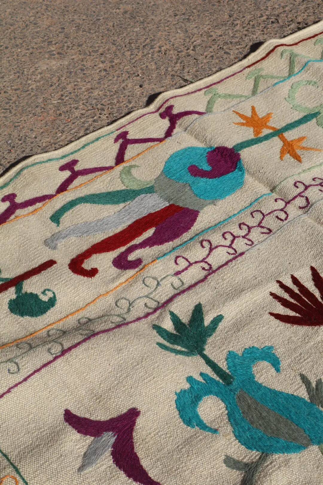 White blue multicoloured kilim suzani rug – 240x170 cm