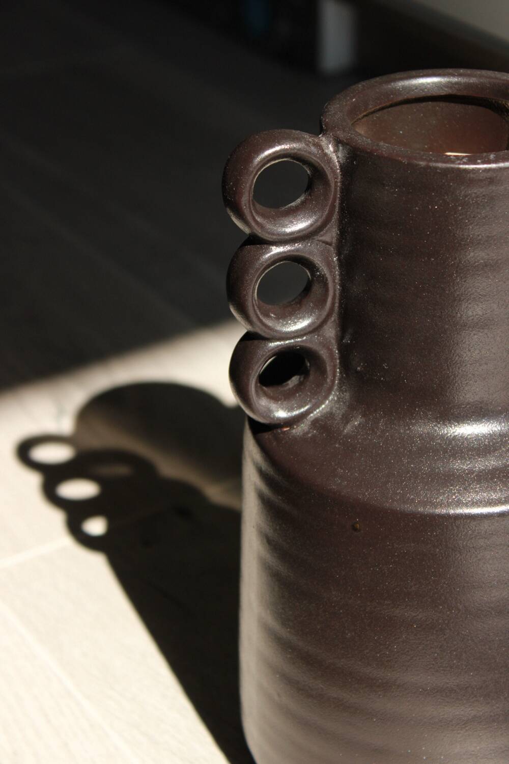 Matte porcelain vase with three handles – Bama model