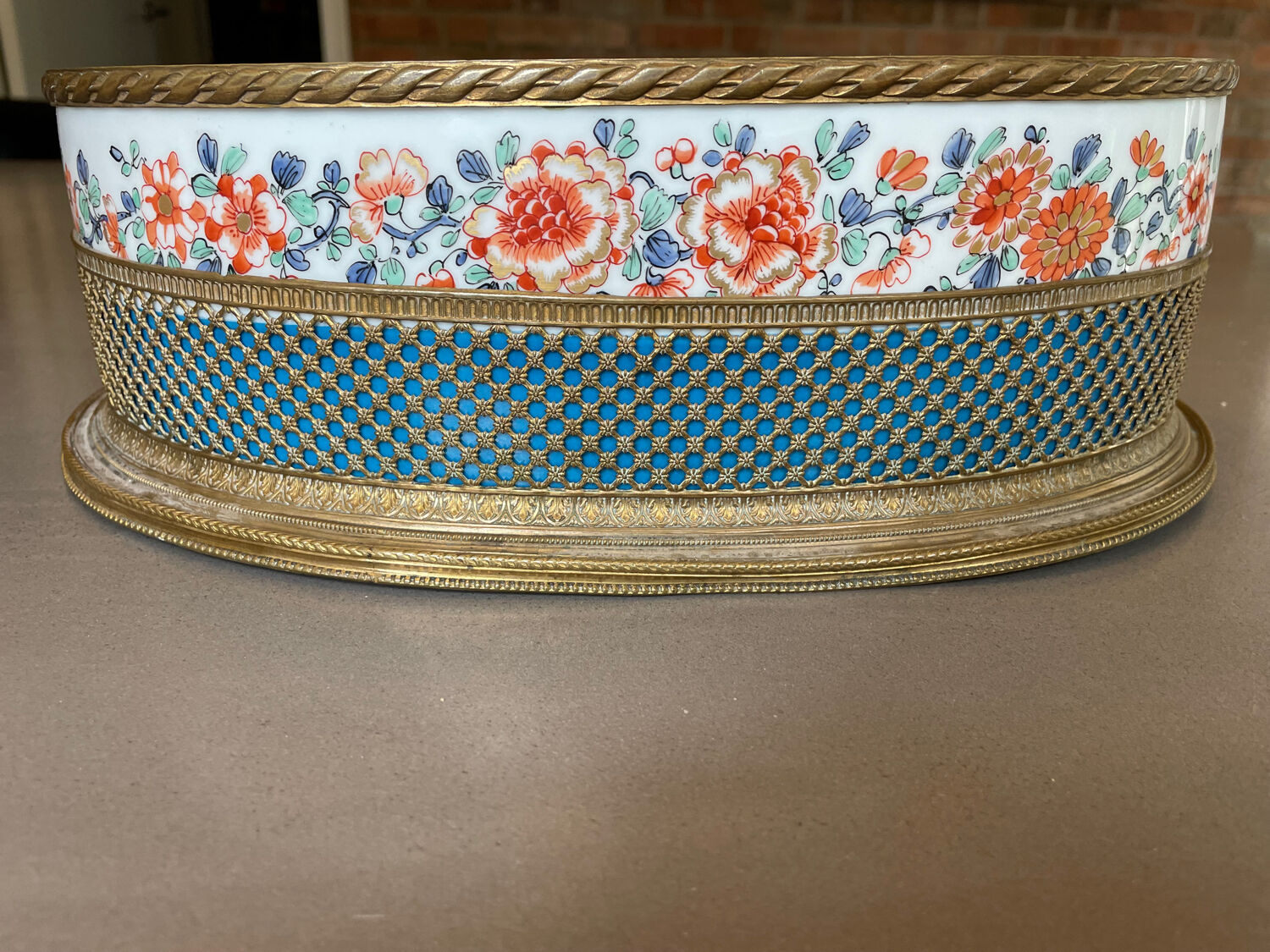 Porcelain planter with Japanese decoration, gilded brass base and rim, 20th century