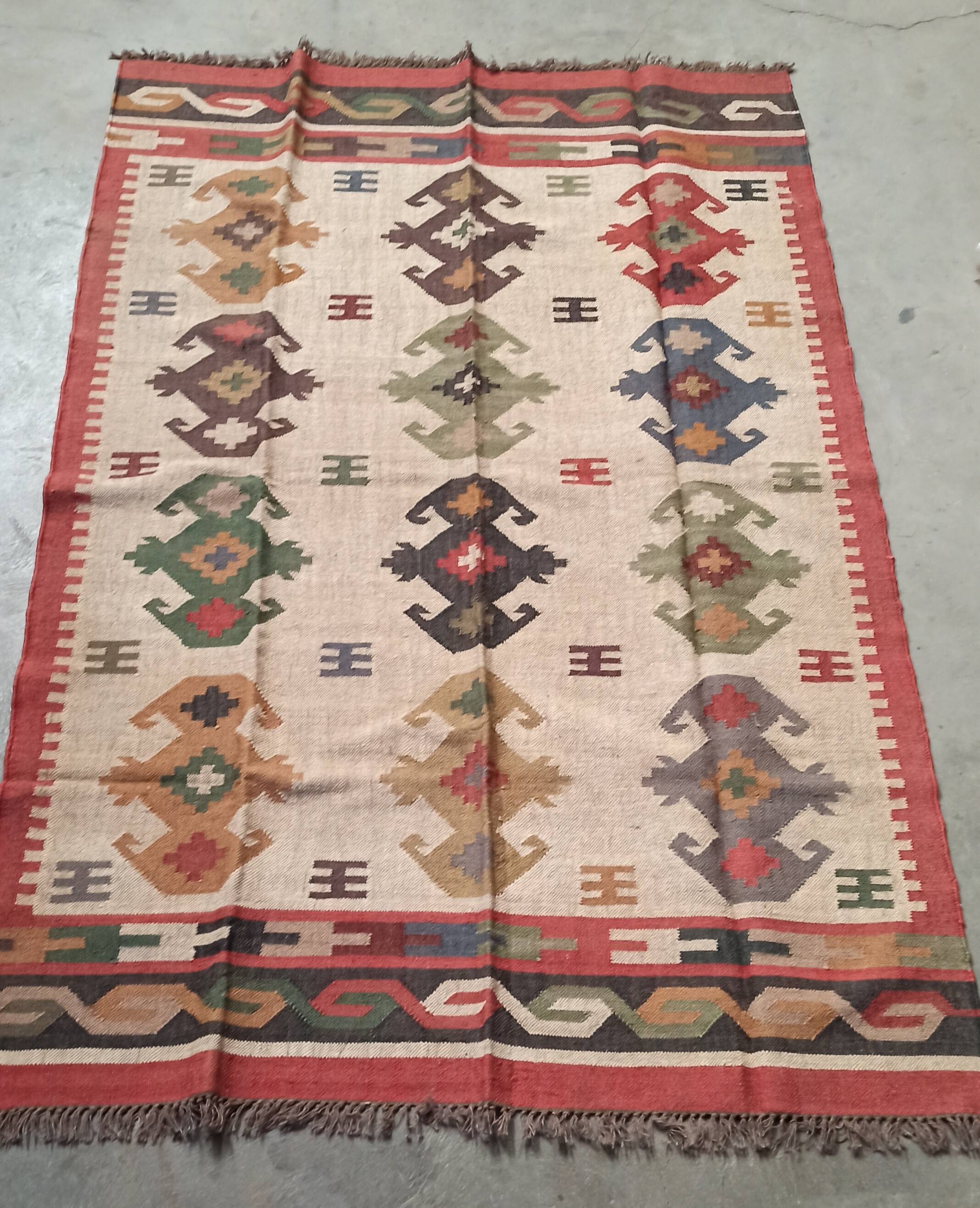 Tapis kilim en toile de jute et coton. 185cm x 285cm