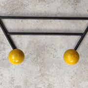 Deux porte manteaux boules vintage métal et bois