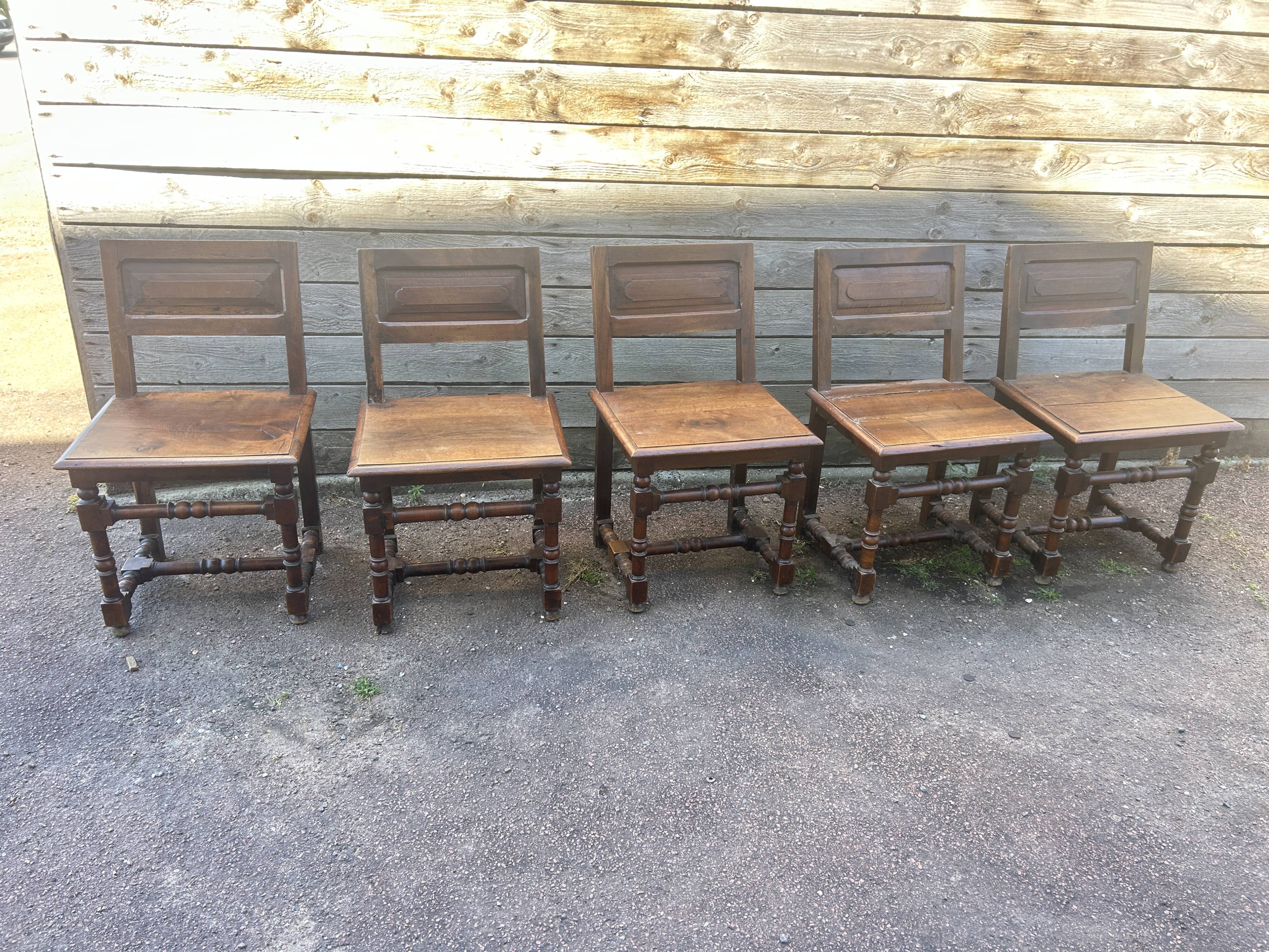 Lot de 5 Chaises en bois de style Louis XIII