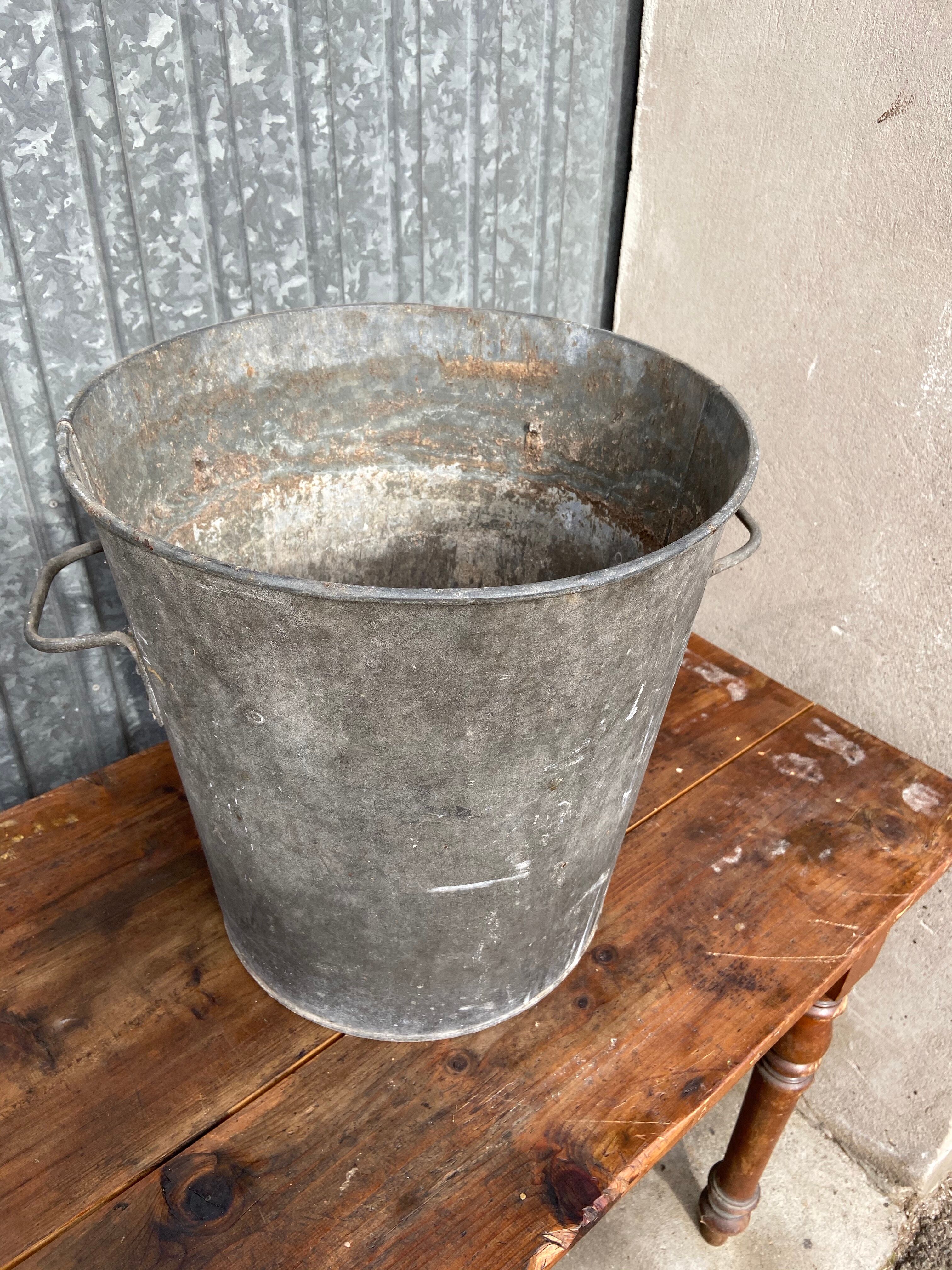 Ancient galvanized zinc laundry basin (133)