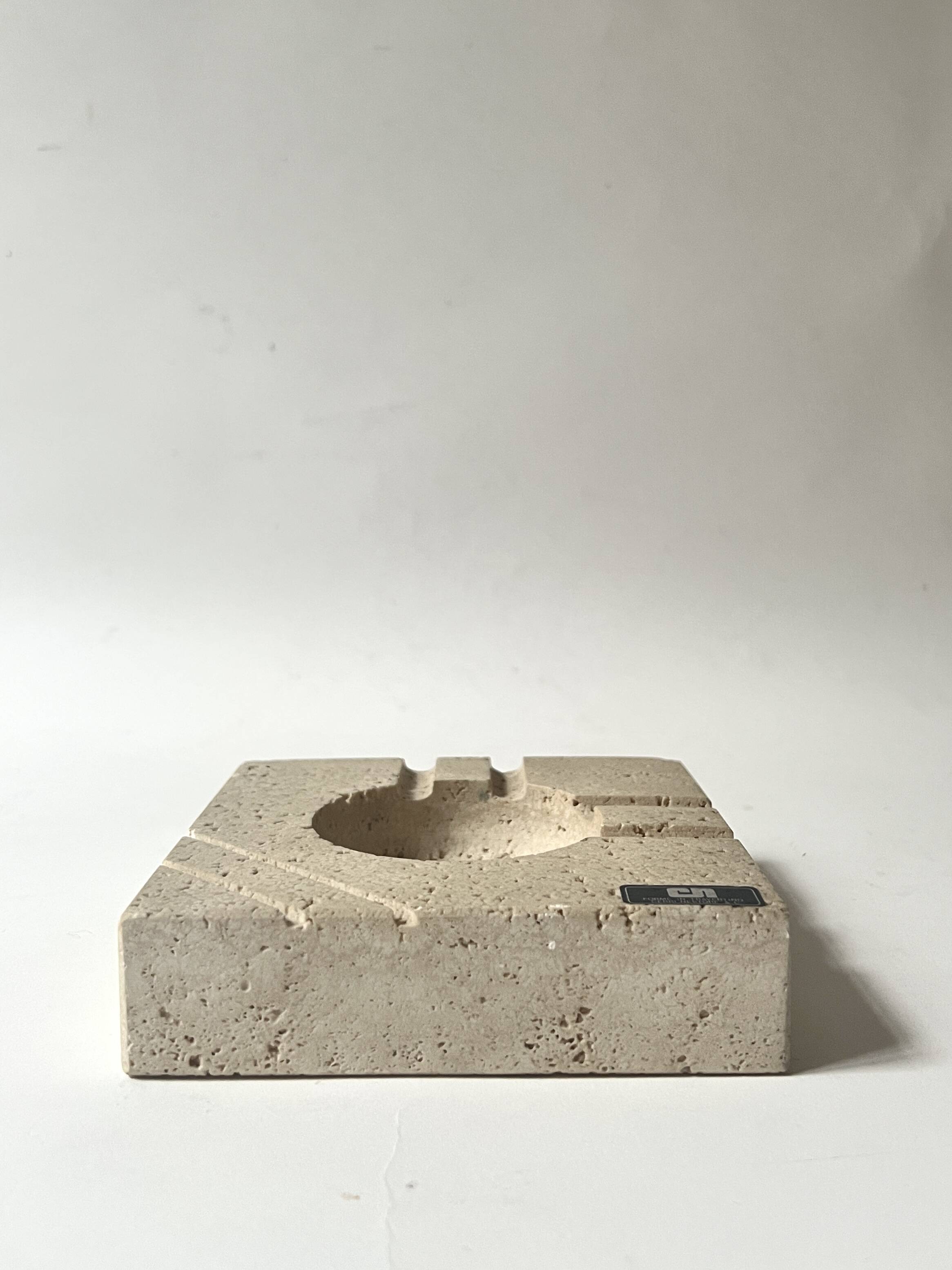 Sculpted travertine ashtray by Fratelli Manelli, Italian design 1970.