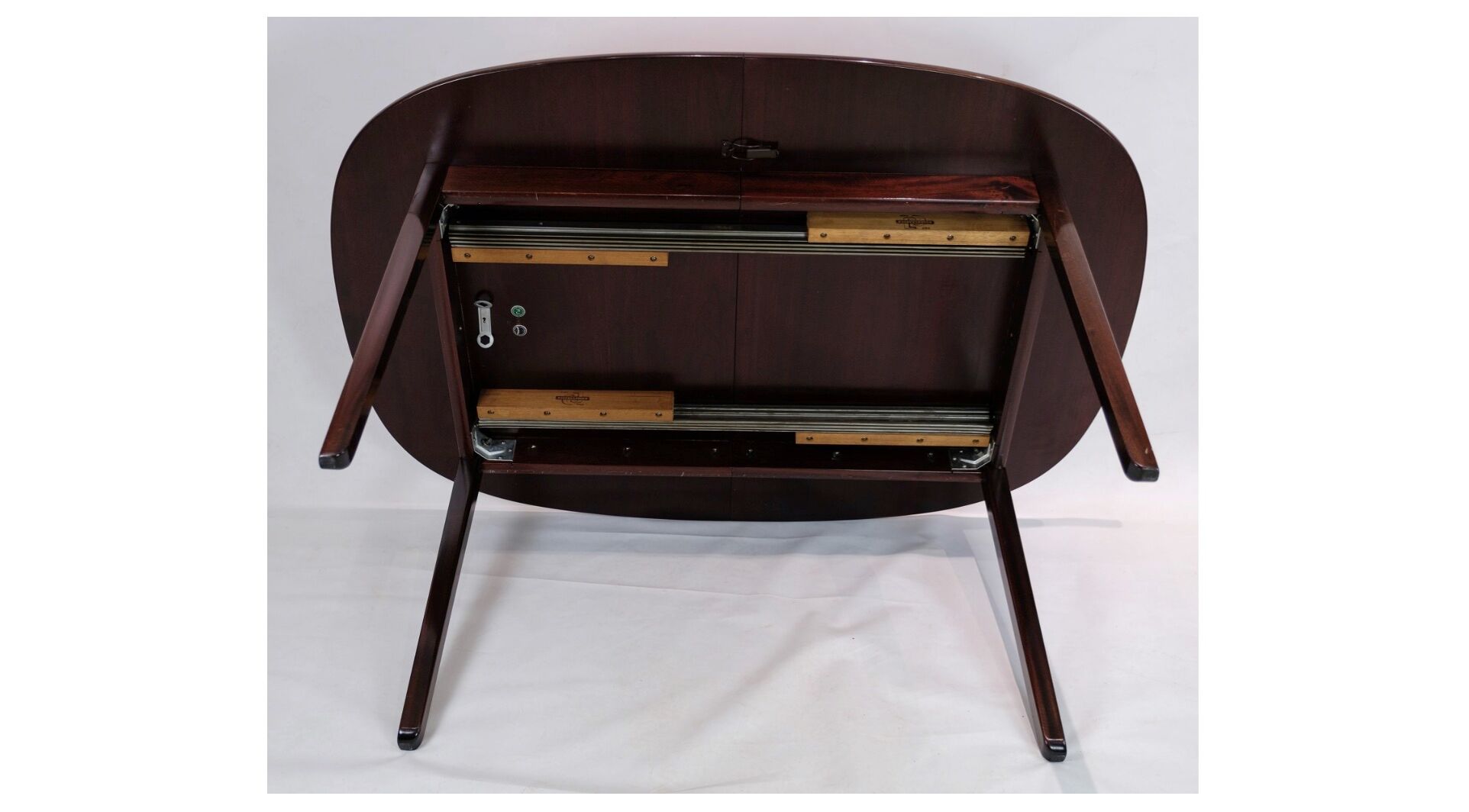 Table à manger en acajou foncé conçue par Ole Wancher fabriquée par P. Jeppesen