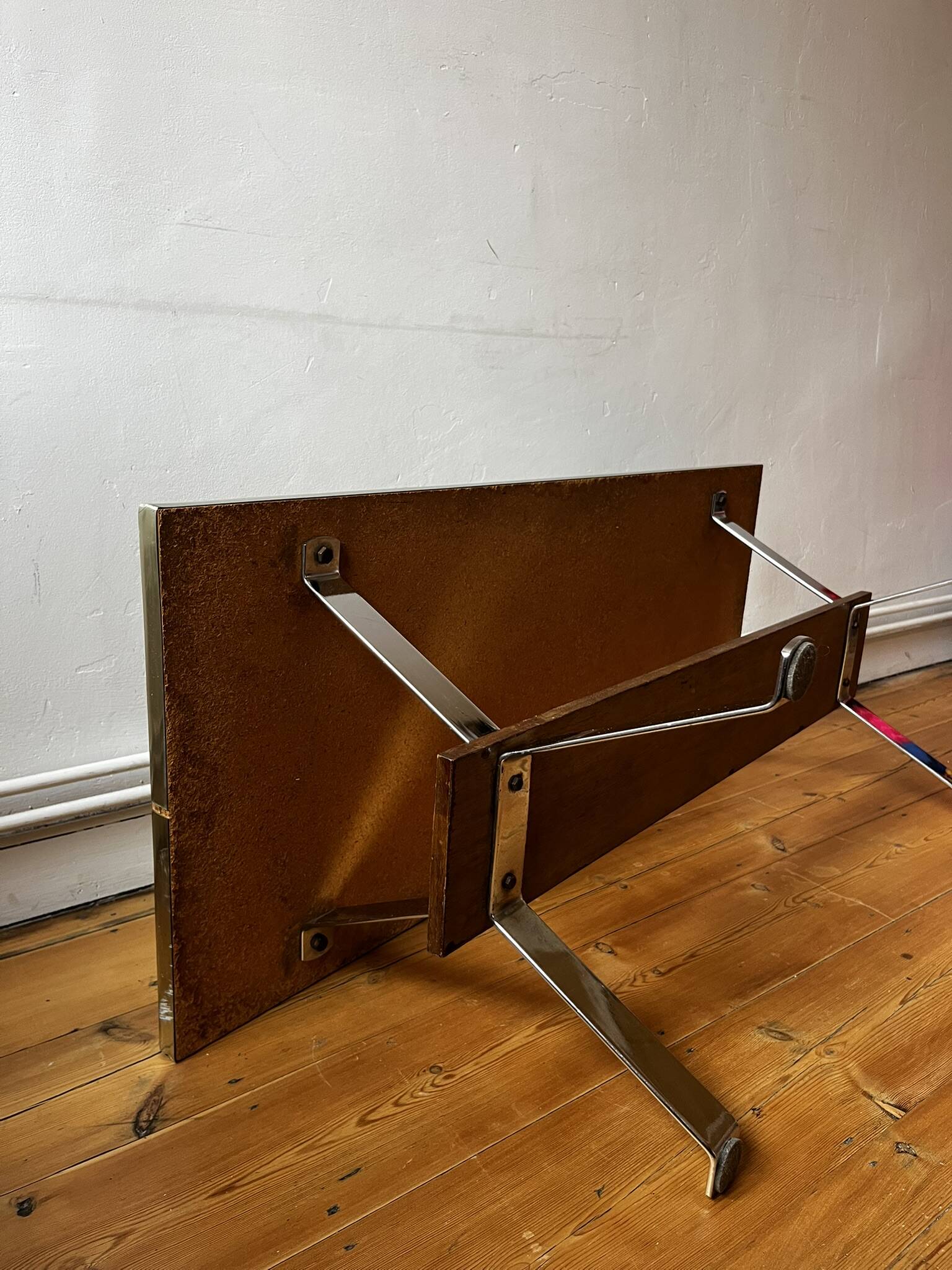Vintage ceramic coffee table (atomic pattern) with a chrome base.