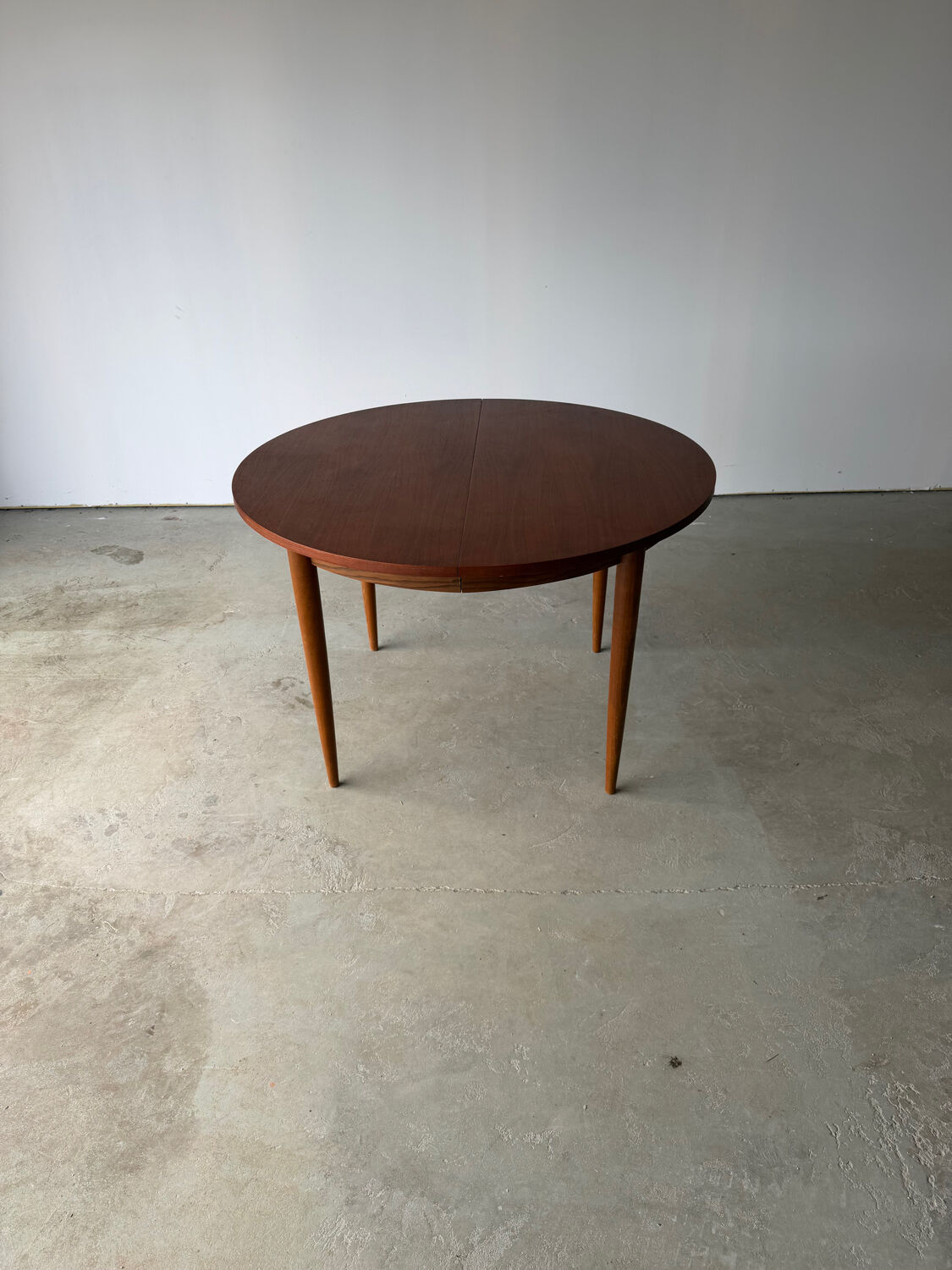 Scandinavian design extendable round table in teak, Danish manufacture.