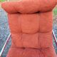 Fauteuil en velours brique