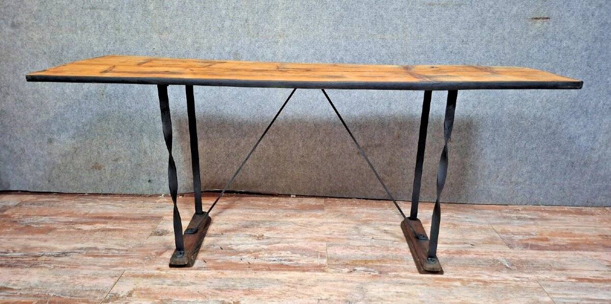 console / table de style industriel, pleine de caractère.