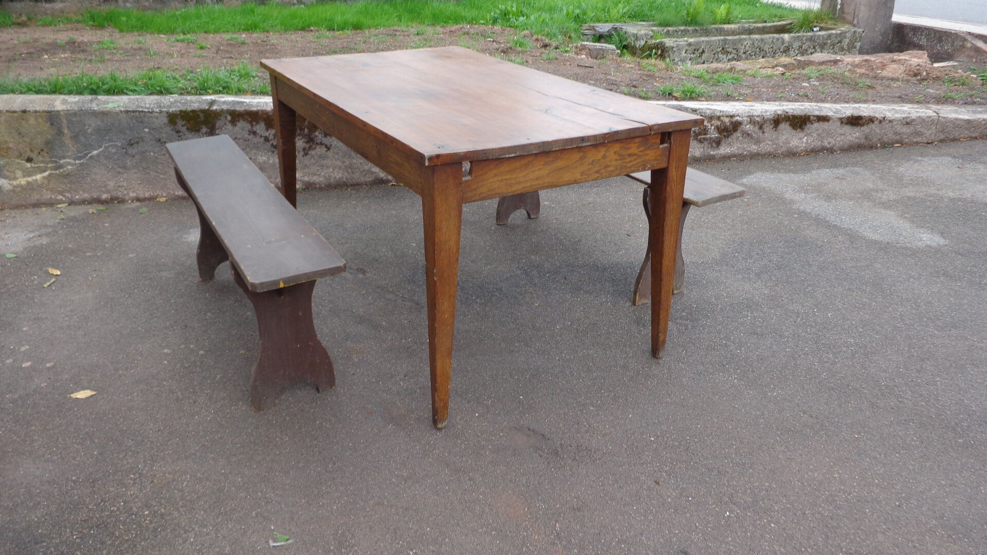 Country table and benches