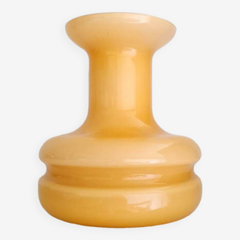 Vase en opaline jaune