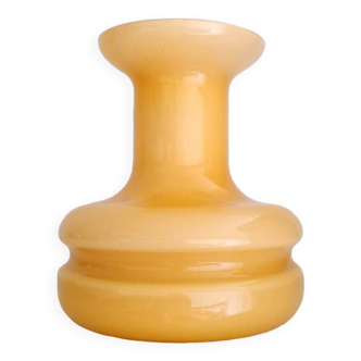 Vase en opaline jaune