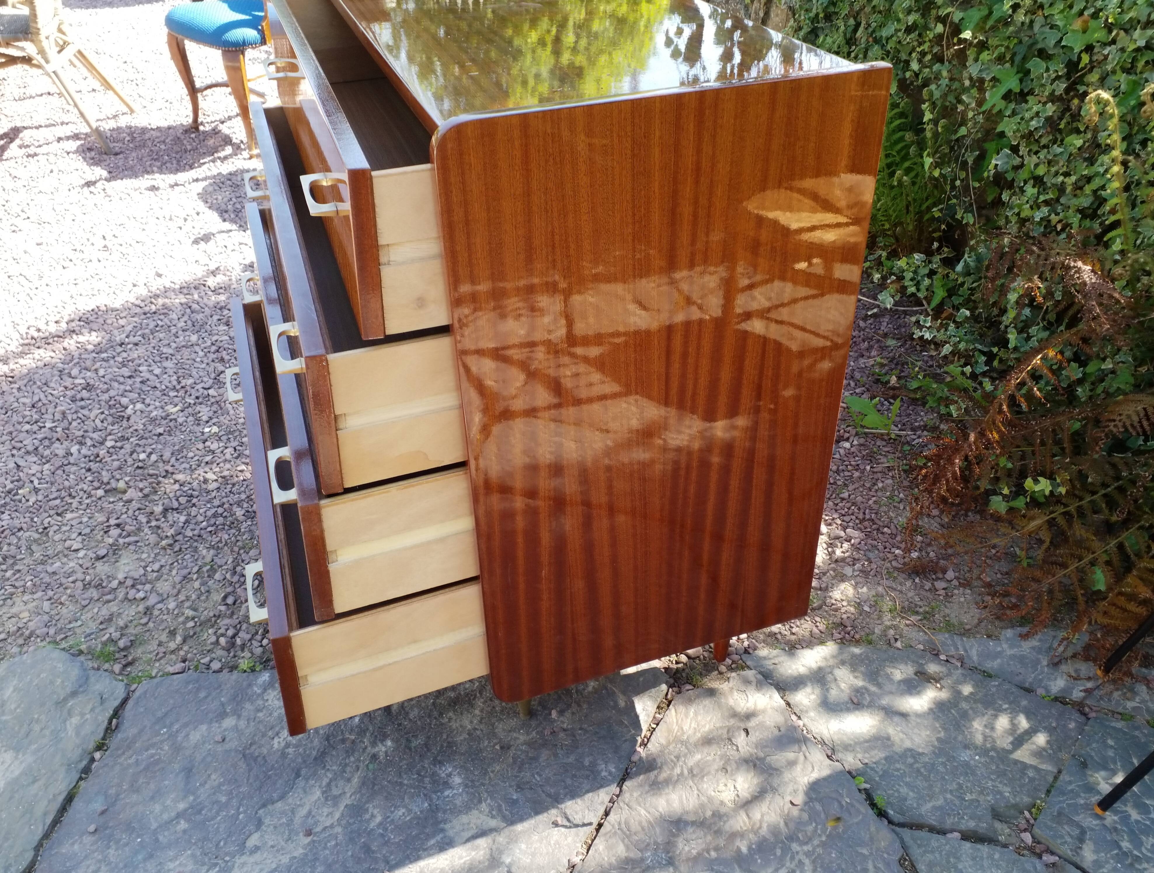 Veneer chest of drawers